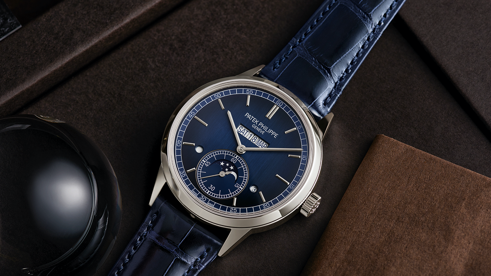 PATEK PHILIPPE 5236P-001 並列顯示萬年曆腕錶｜錶徑41.3mm／鉑金材質／並列式萬年曆顯示、時、分、小秒、閏年及日夜指示／31-260 PS QL自動上鍊機芯／動力儲存約48小時／防水30米／參考售價NT$ 3,967,000