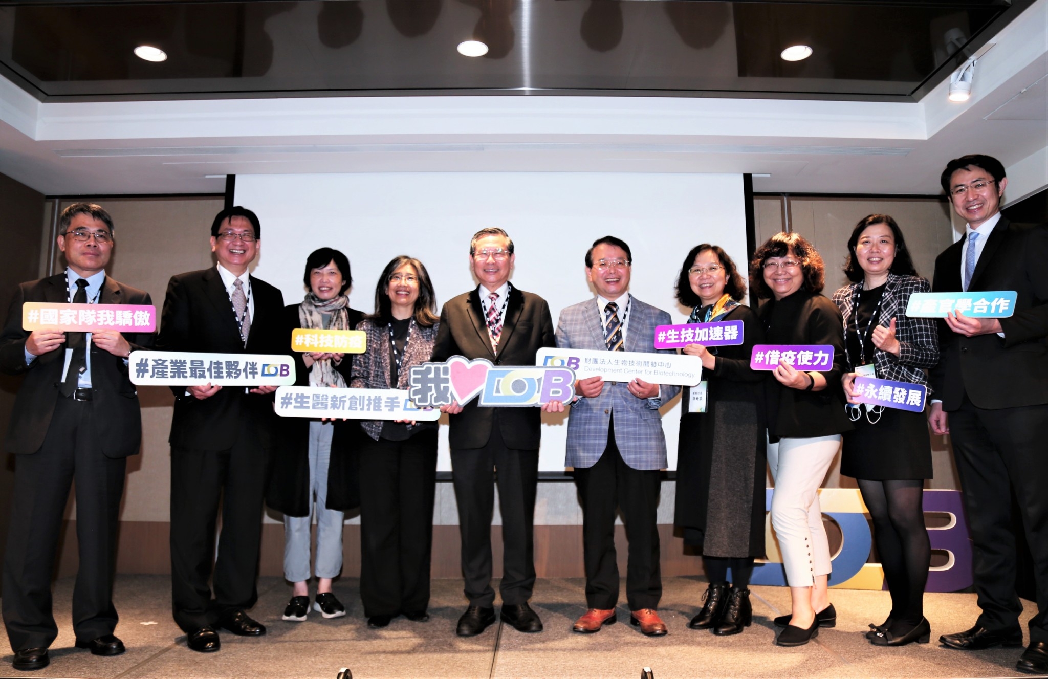 為了不讓國際大廠專美於前，生技中心（左五與右五分別為生技中心董事長涂醒哲、執行長吳忠勳）已投入mRNA核酸藥物。（生技中心提供）