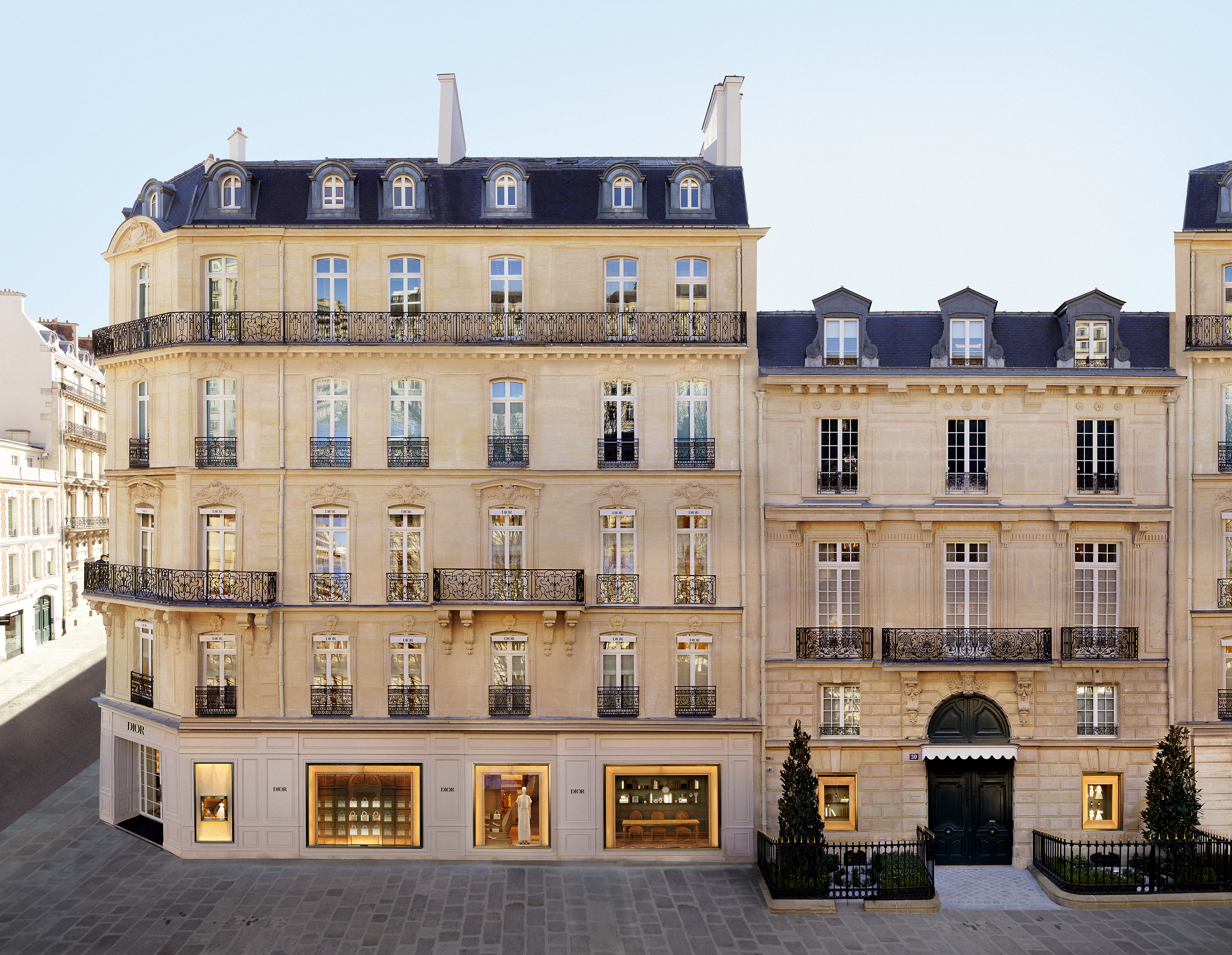 位在巴黎蒙田大道30號的Christian Dior的總部，由拿破崙一世之子瓦萊夫斯基伯爵（Count Walewski）建造，Dior細膩修復建築外觀，包括精緻的陽台、螺旋雕刻及迷人的石造人面裝飾都被完整保留。