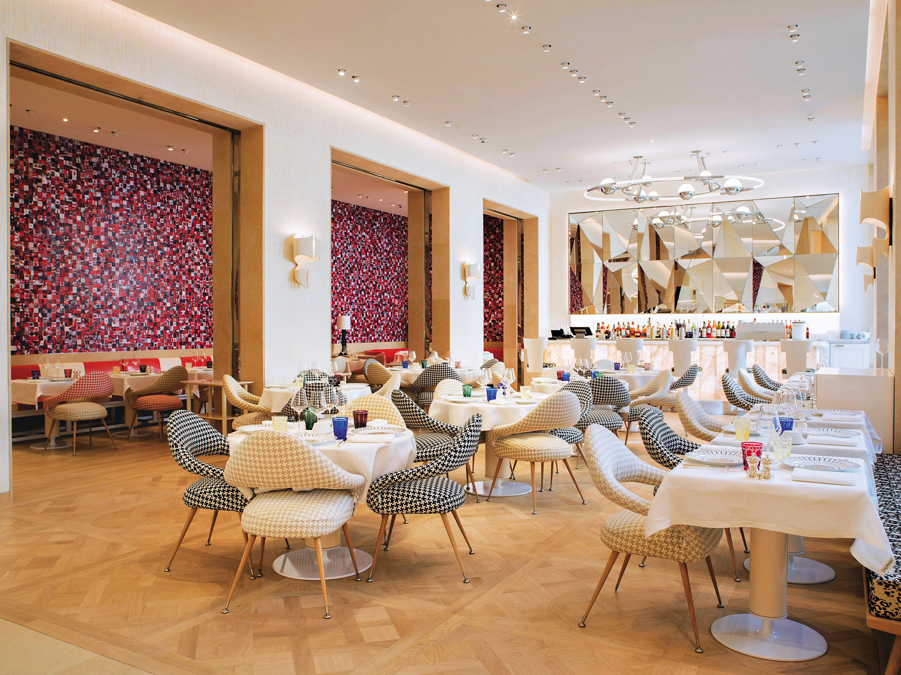 精品店內有Jean Imbert主持的Le Restaurant Monsieur Dior 餐廳和La Pâtisserie Dior甜點坊。