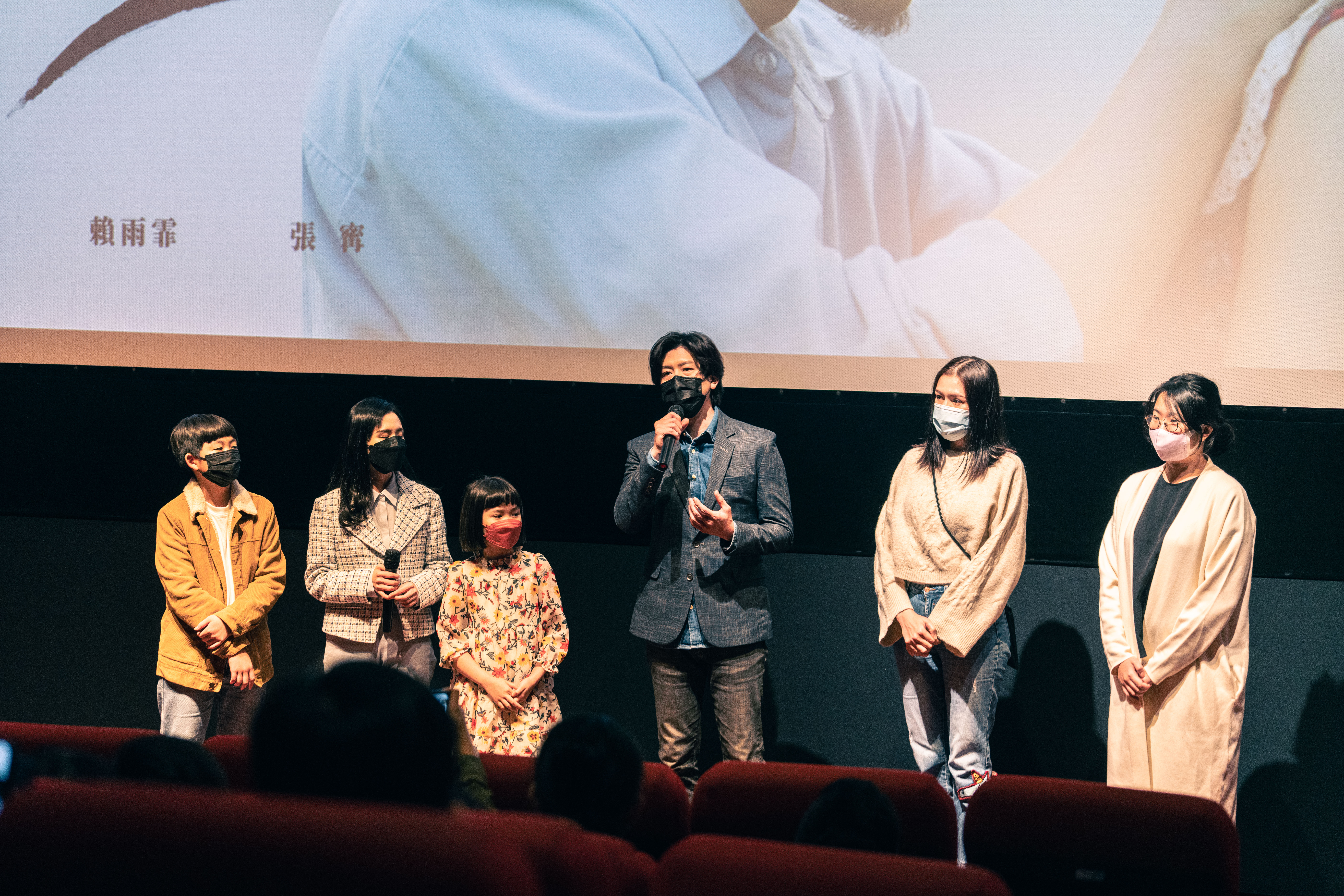 左至右，演員鄭逸軒、導演黎怡慧、演員賴雨霏、演員莫子儀、演員黃婉靜一同出席電影《黑風箏》首映會。（公視提供）