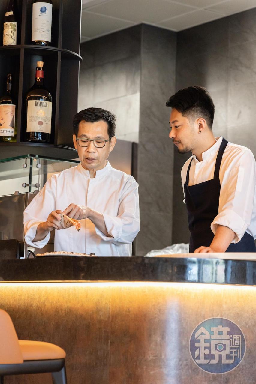 名廚簡天才與駐店主廚潘群欣討論菜色。