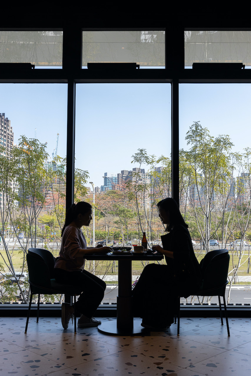 座落在高雄美術館地區的「LA ONE Pizza」，餐廳位在2樓，窗外綠蔭會映進空間裡。