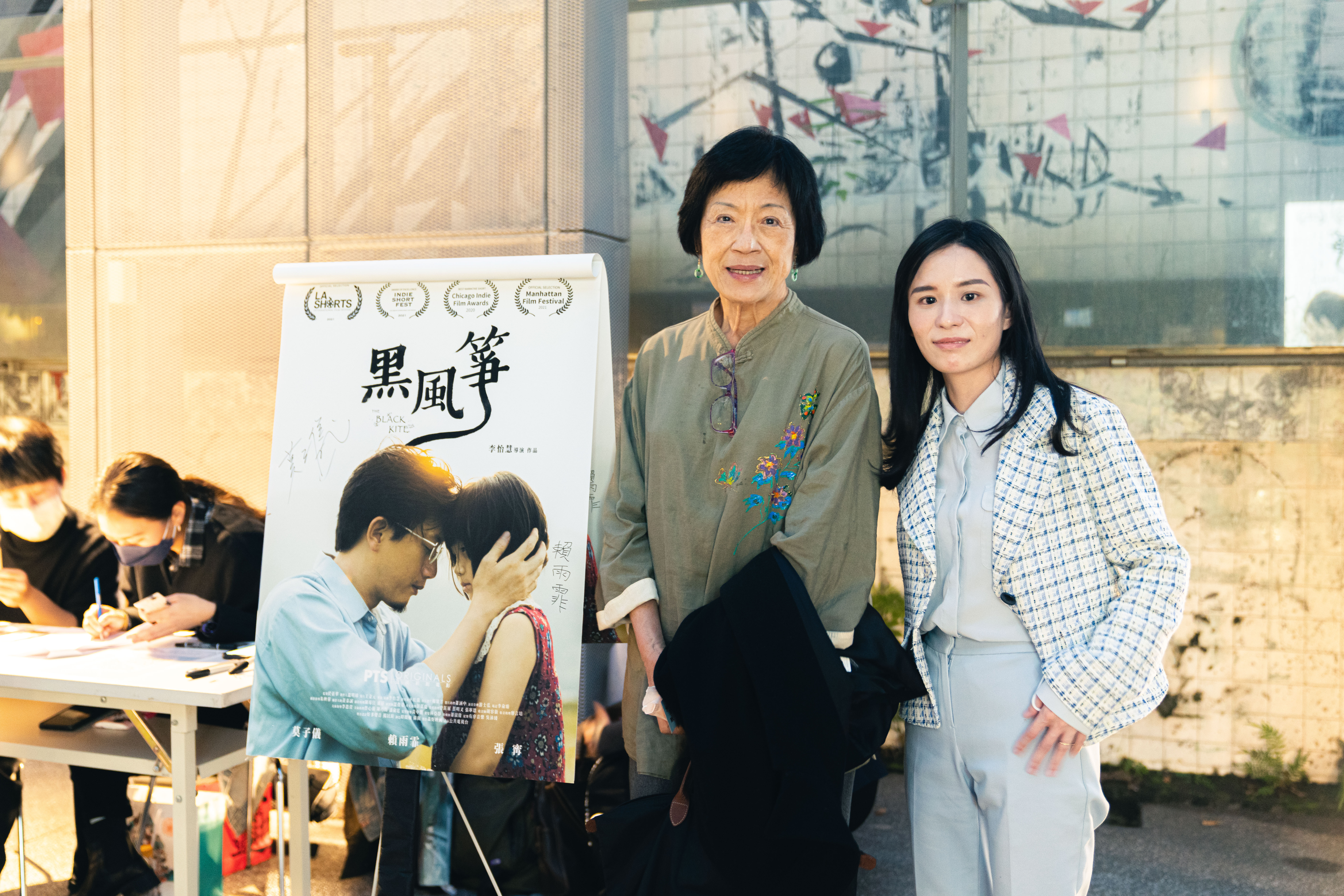  受難者家屬李錦姬（左）現身支持李怡慧導演（右）。（公視提供）