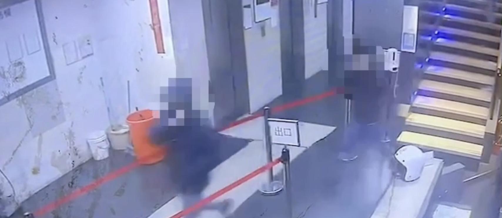 周男等7人犯案後迅速逃離現場。(翻攝畫面)
