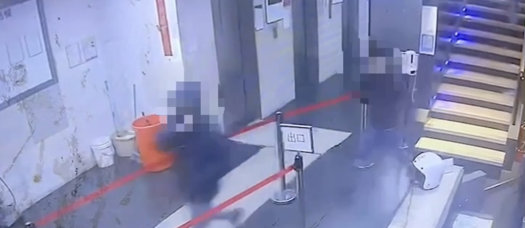 周男等7人犯案後迅速逃離現場。（翻攝畫面）