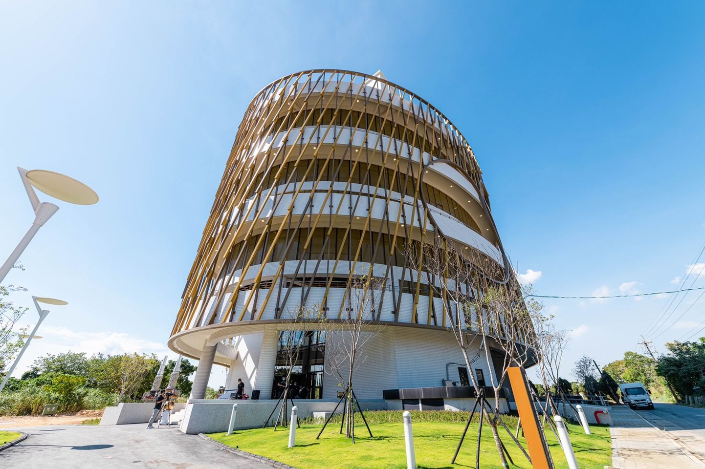 八德區公所今天於大安公墓納骨堂前廣場舉辦春祭大典。（翻攝自鄭文燦臉書）