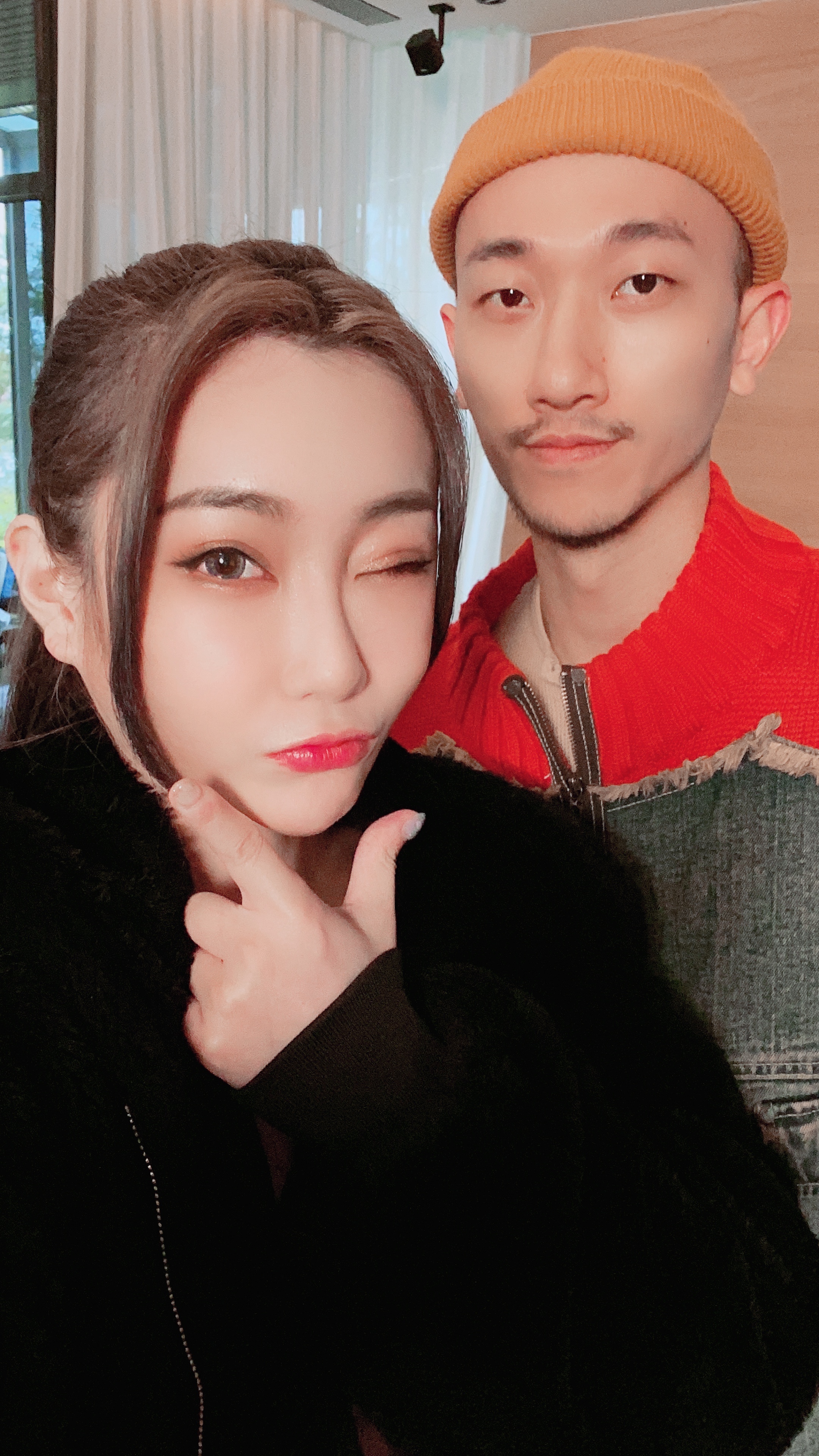 飾演富家女的沈娜娜與飾演拾荒者的秋元，兩人皆在《寄生下流》有精彩表現。