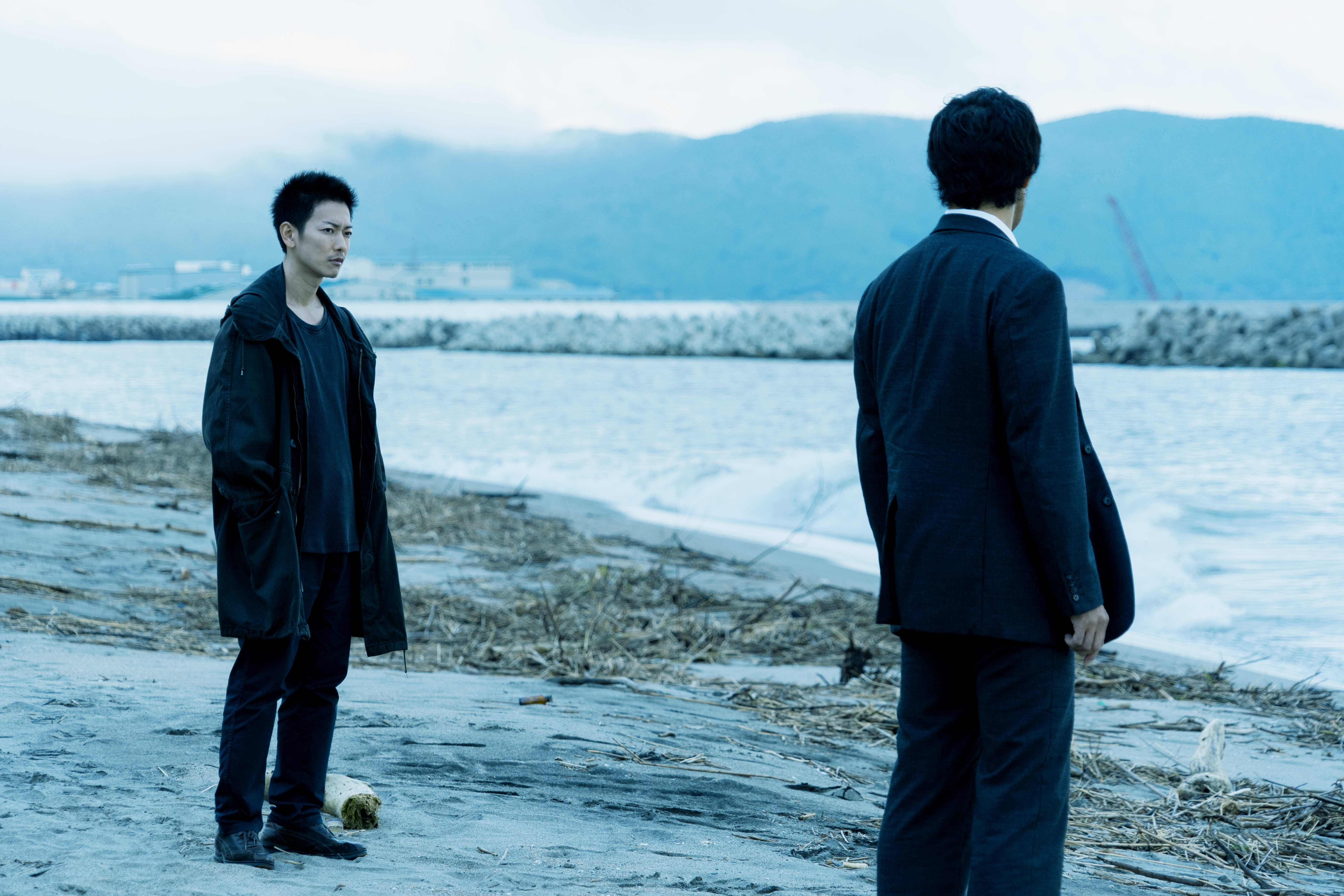 佐藤健（左）在主演電影《那些得不到保護的人》中飾演一名剛出獄的縱火犯，因連環凶殺案遭到刑警阿部寬（右）鎖定。（鴻聯國際提供）