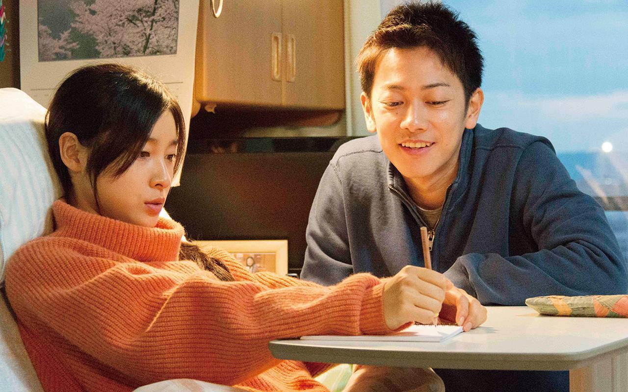 佐藤健（右）與土屋太鳳（左）演出的電影《跨越8年的新娘》改編自真人真事，故事賺人眼淚。（friDay影音提供）