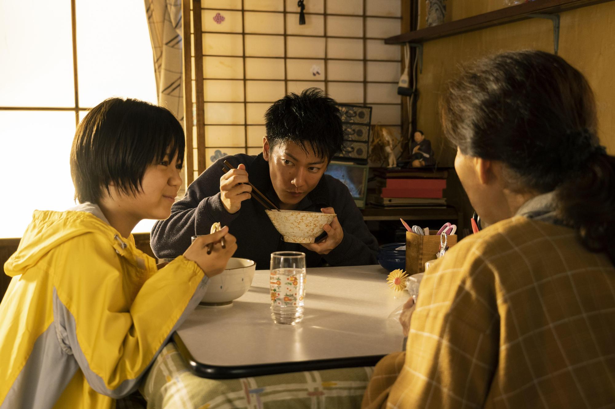 佐藤健（中）與石井心咲（左）、倍賞美津子在災區避難所相遇後互相扶持，該設定是出自導演前進災區時所目睹的真實事件。（鴻聯國際提供）