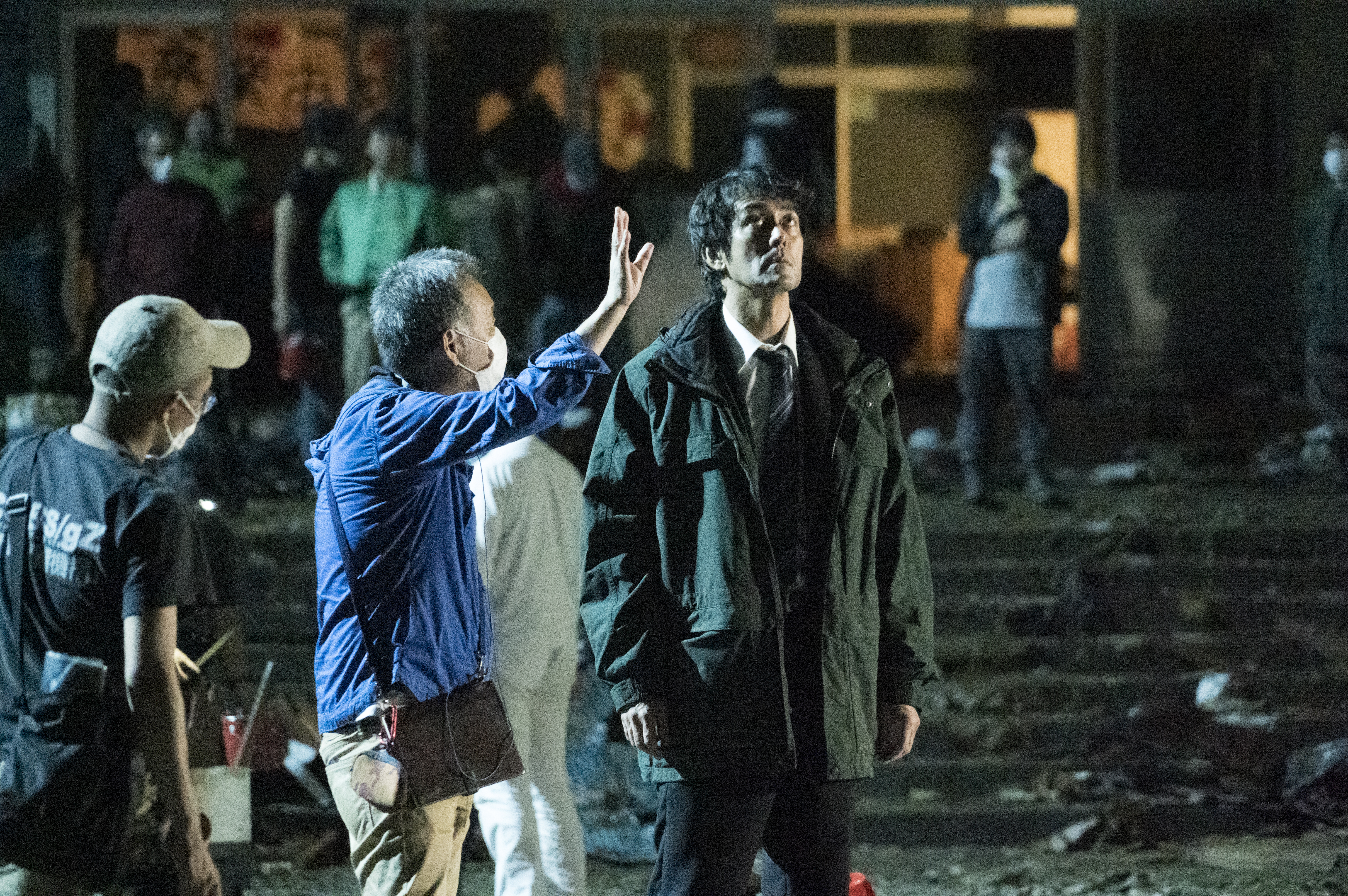 阿部寬（右）在《那些得不到保護的人》二度與瀨瀨敬久導演合作，瀨瀨讚阿部觀察力細微，能迅速掌握現場狀況進入角色。（鴻聯國際提供）