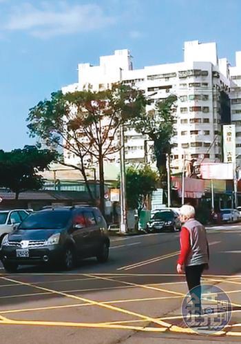 85歲的春美阿嬤（化名）被院方沒收磁扣，須冒險穿越路口才能進餐廳。（讀者提供）