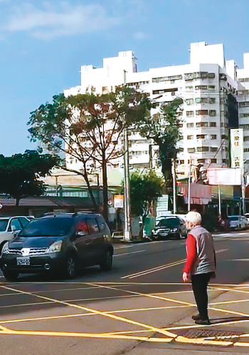 85歲的春美阿嬤（化名）被院方沒收磁扣，須冒險穿越路口才能進餐廳。（讀者提供）
