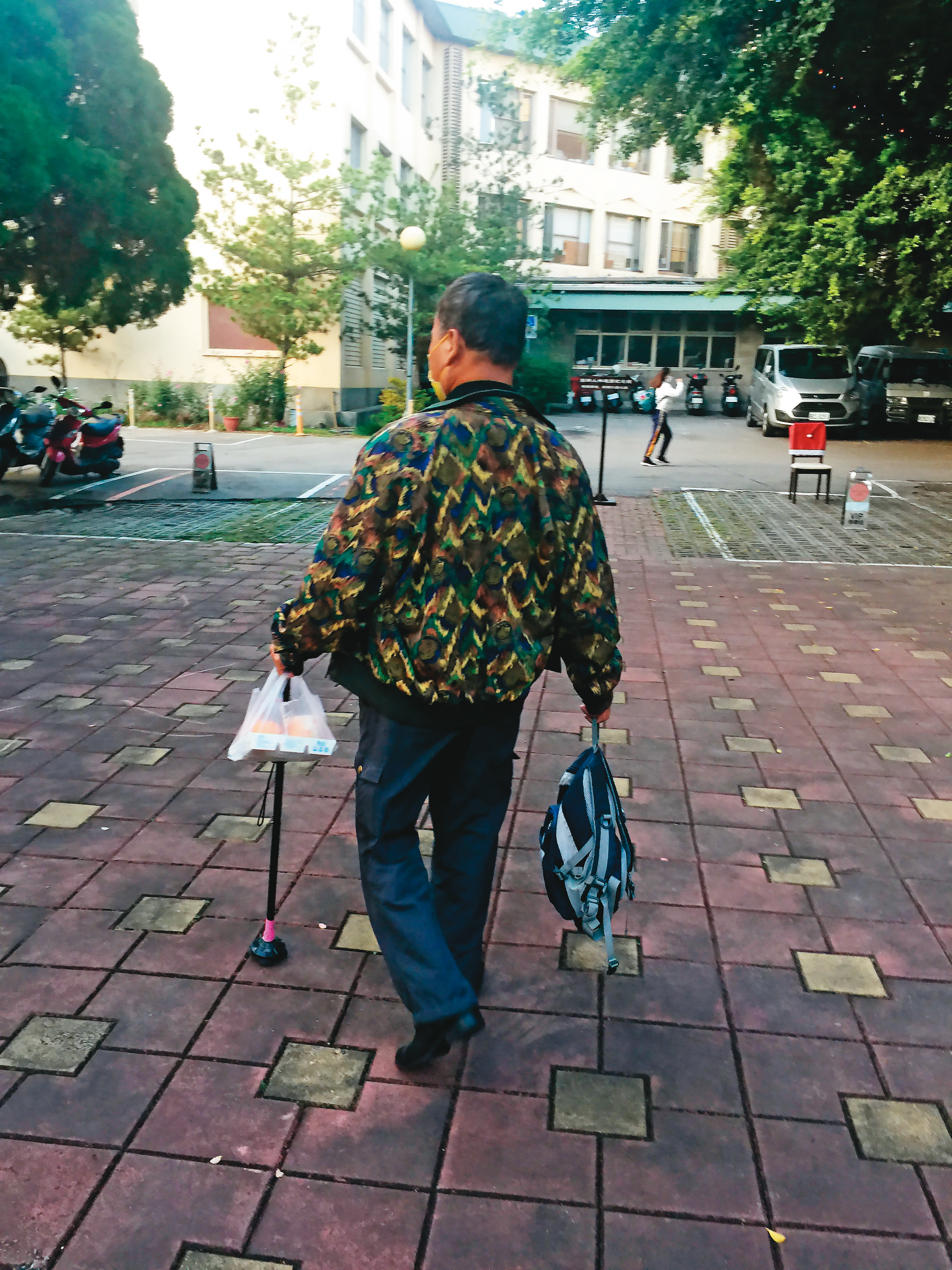 家境清寒的「便當阿伯」被迫打工，薪資還得上繳院方，成為次等院民。（讀者提供）