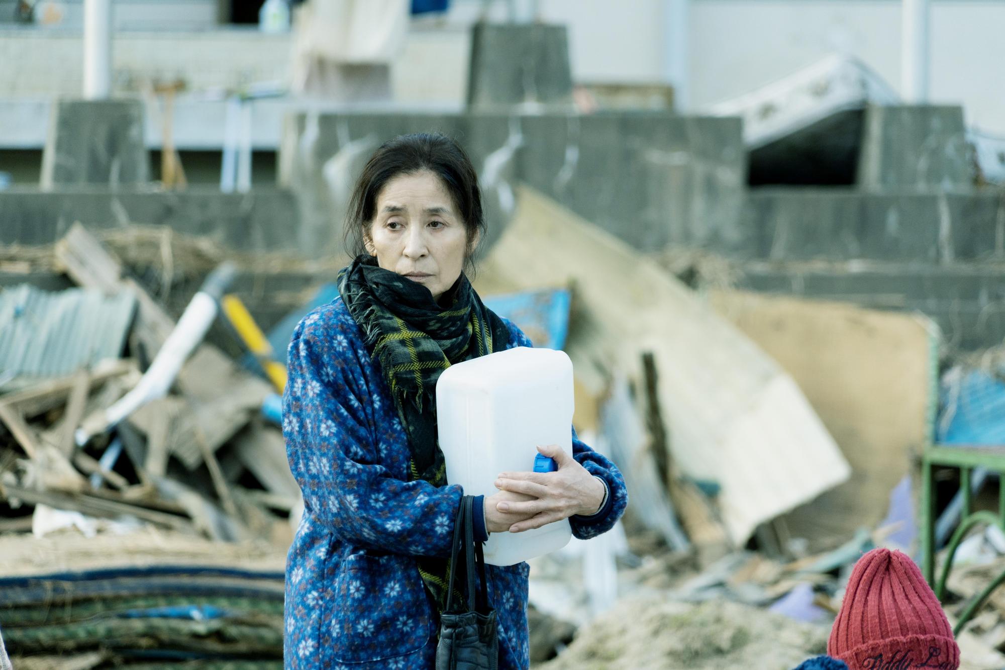 片中倍賞美津子飾演311地震受災戶，劇組利用道具重現災後光景。（鴻聯國際提供）