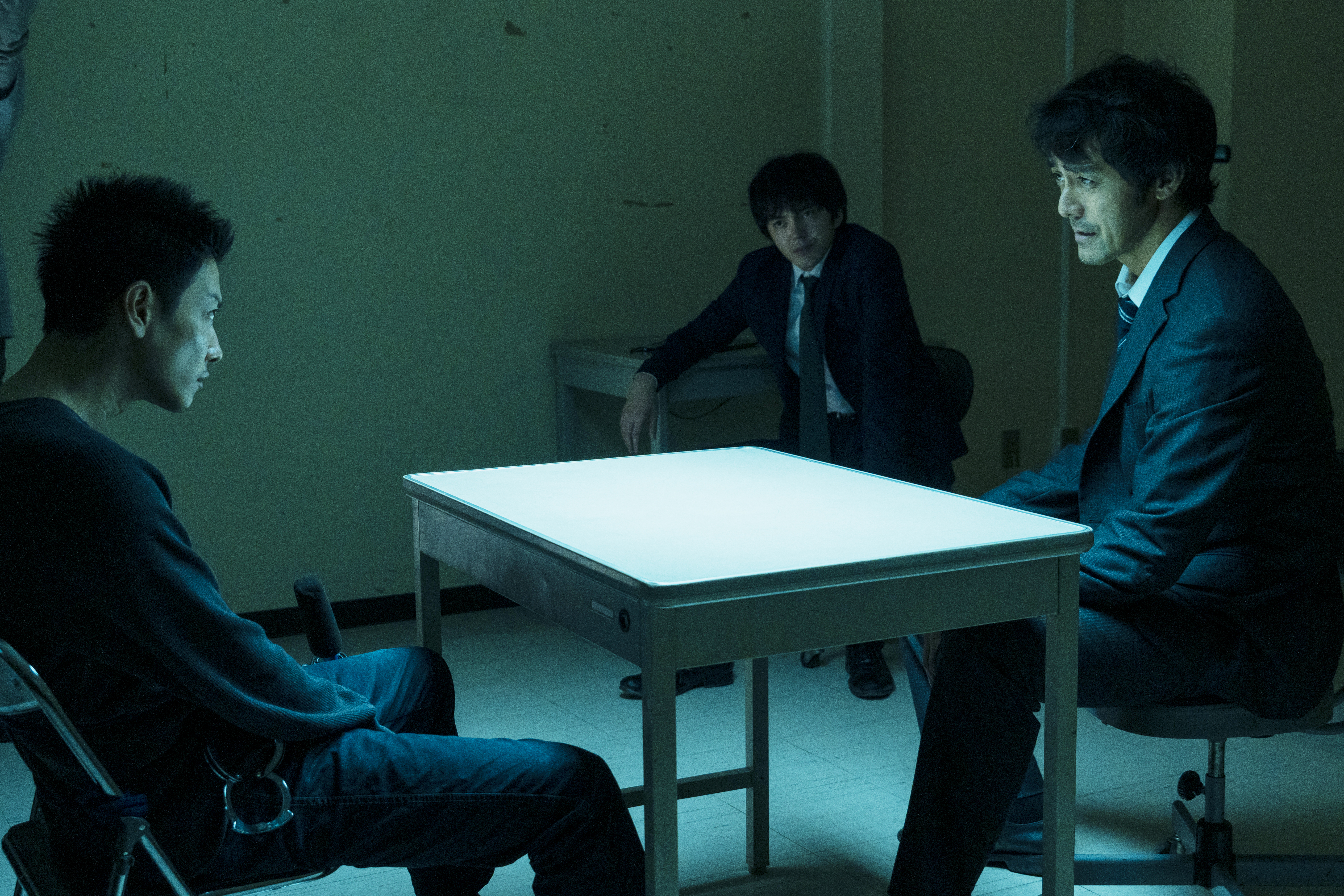 《那些得不到保護的人》中刑警阿部寬（右）認為佐藤健是凶殺案的嫌犯，親自審問。（鴻聯國際提供）