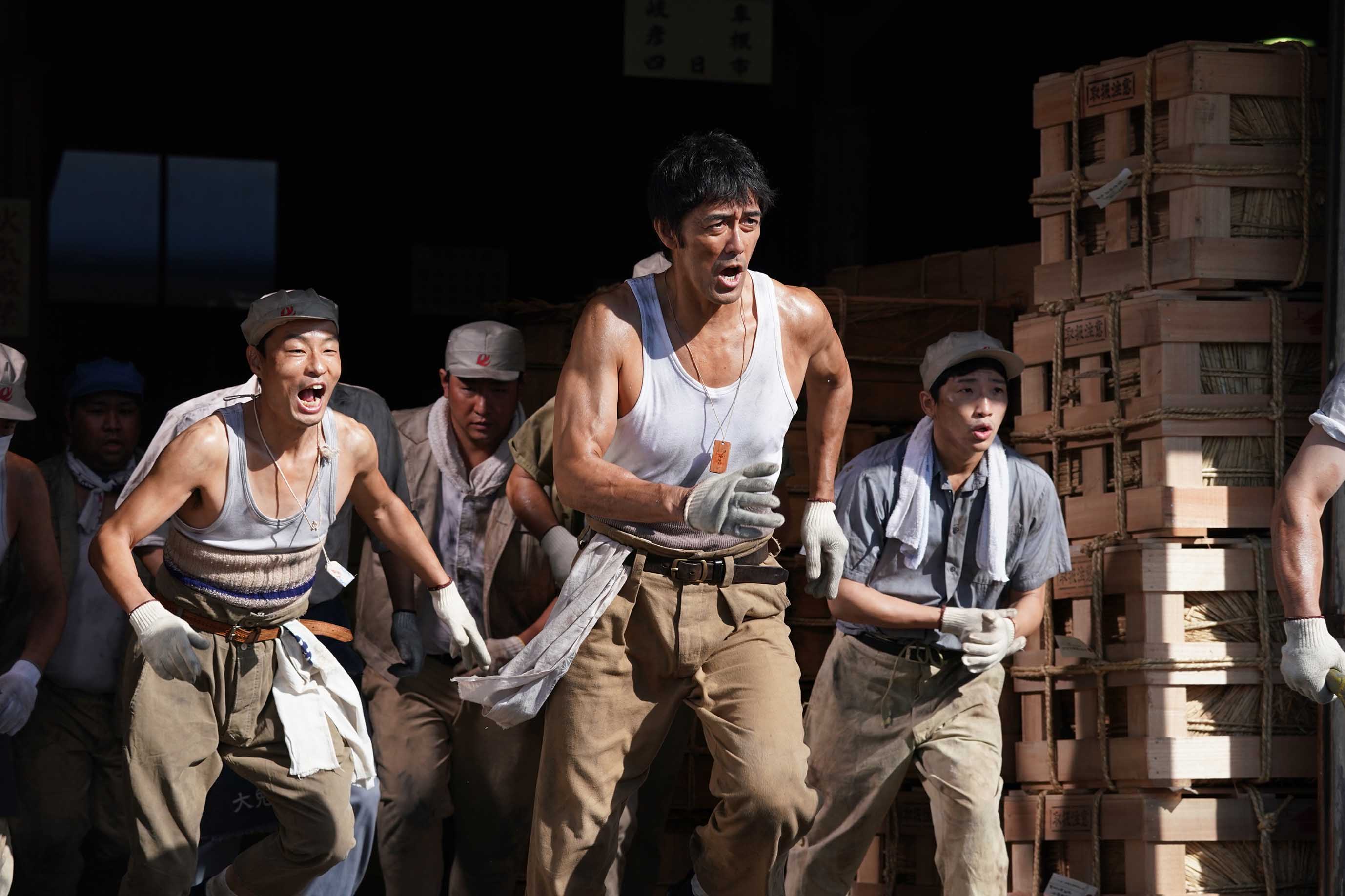 阿部寬(右二)主演新片《鳶》同是由瀨瀨敬久執導,瀨瀨透露身為男主角的阿部在片場積極率領其他演員。(天馬行空提供)