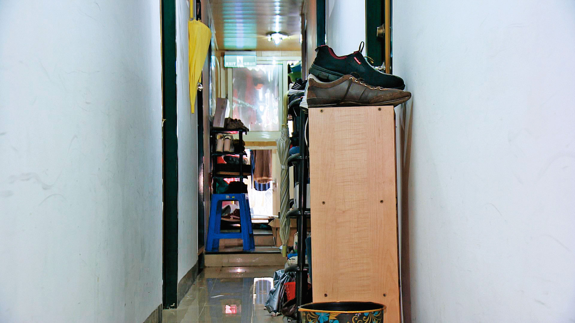 死者遭殺害後，被凶手裝進塑膠袋，棄屍在套房的走廊上。（東森新聞提供）