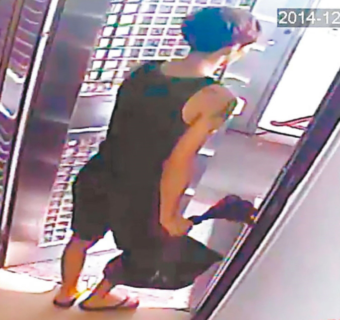 麥男將沾血衣褲及死者的鞋子、皮夾裝進塑膠袋，拿出門丟棄。（翻攝畫面）