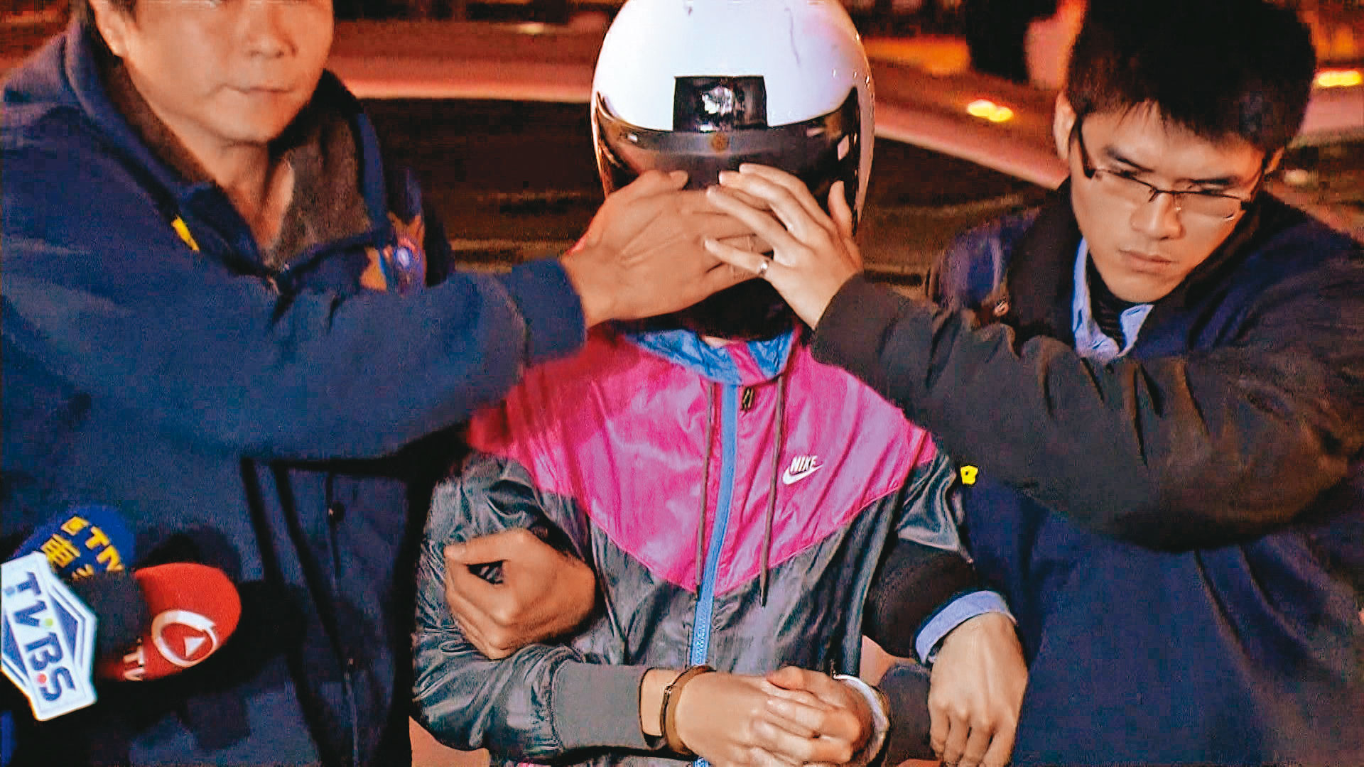 麥男犯案後躲到隔壁公寓頂樓，最後仍遭警方逮捕。（東森新聞提供）