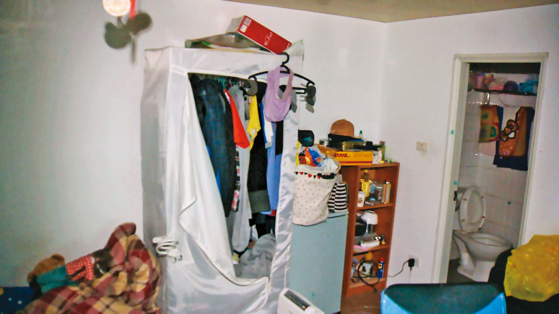 麥男抱怨套房很小、租金太貴，經常拖延繳租。（東森新聞提供）