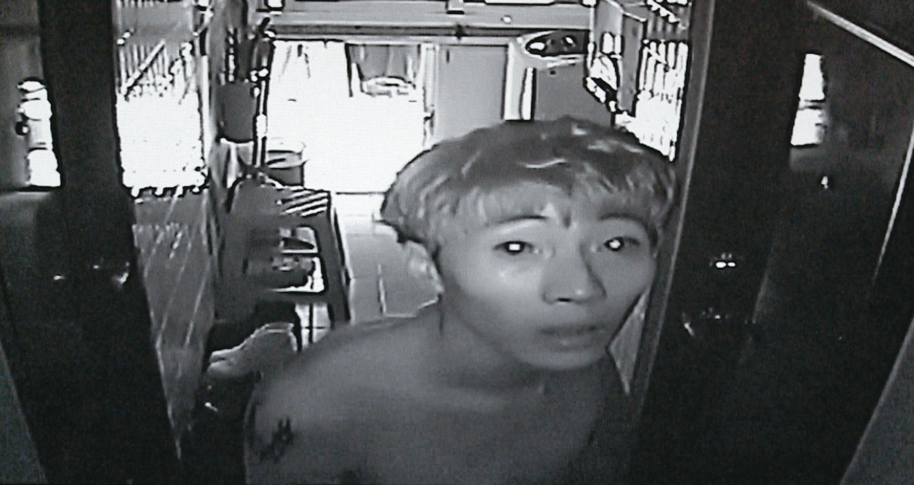 麥男殺人後,還出門買膠帶、喝咖啡,冷血行徑被監視器拍下。(翻攝畫面)