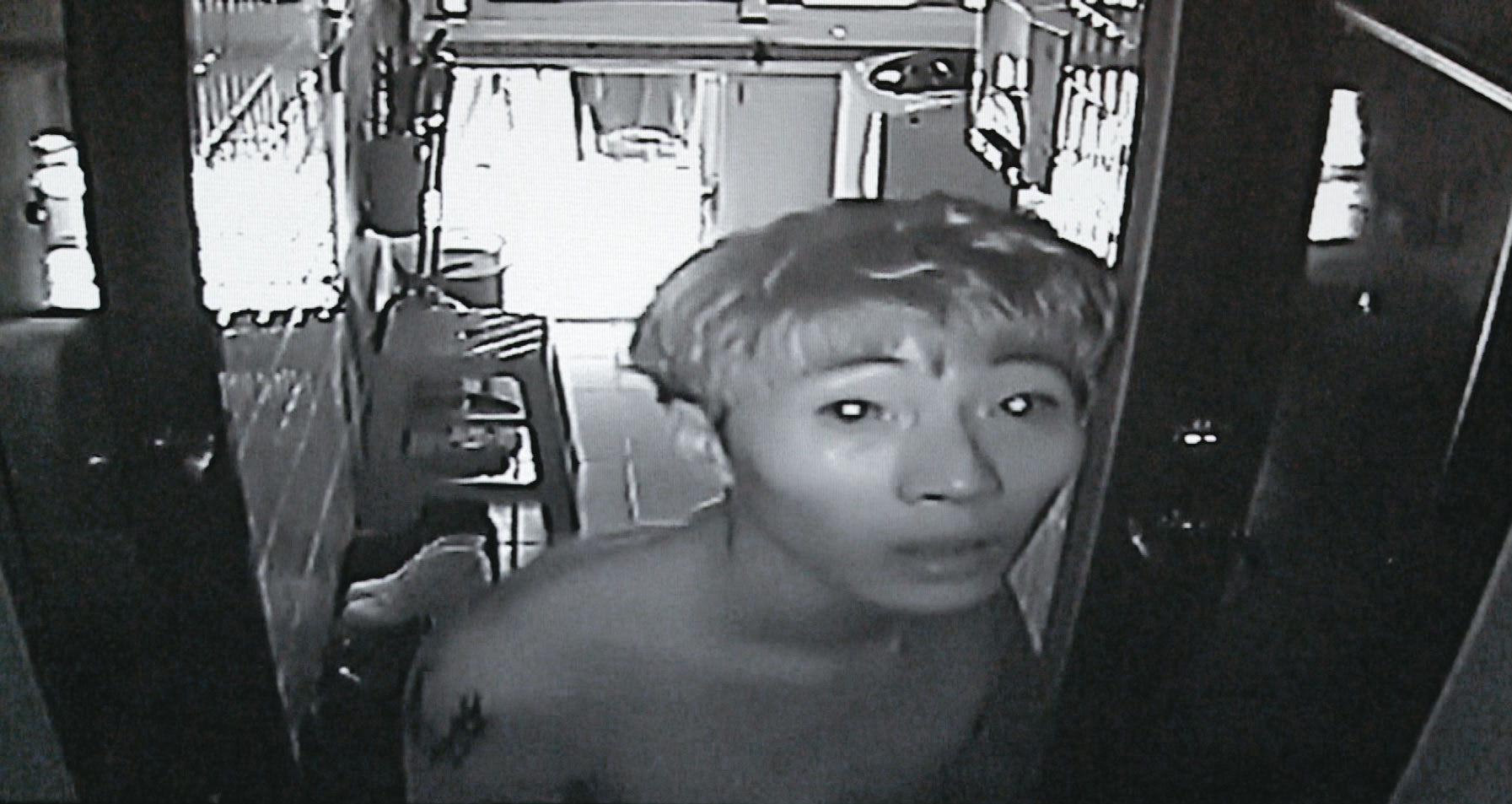 麥男殺人後，還出門買膠帶、喝咖啡，冷血行徑被監視器拍下。（翻攝畫面）