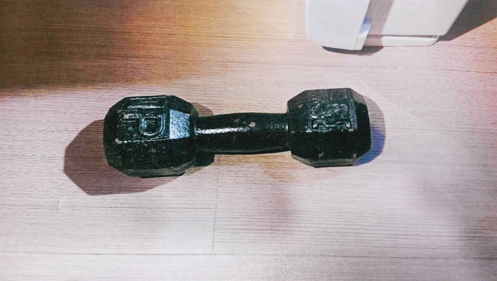 警方在麥男房內起出10磅重的啞鈴，並在啞鈴上採得房東血跡。（翻攝畫面）