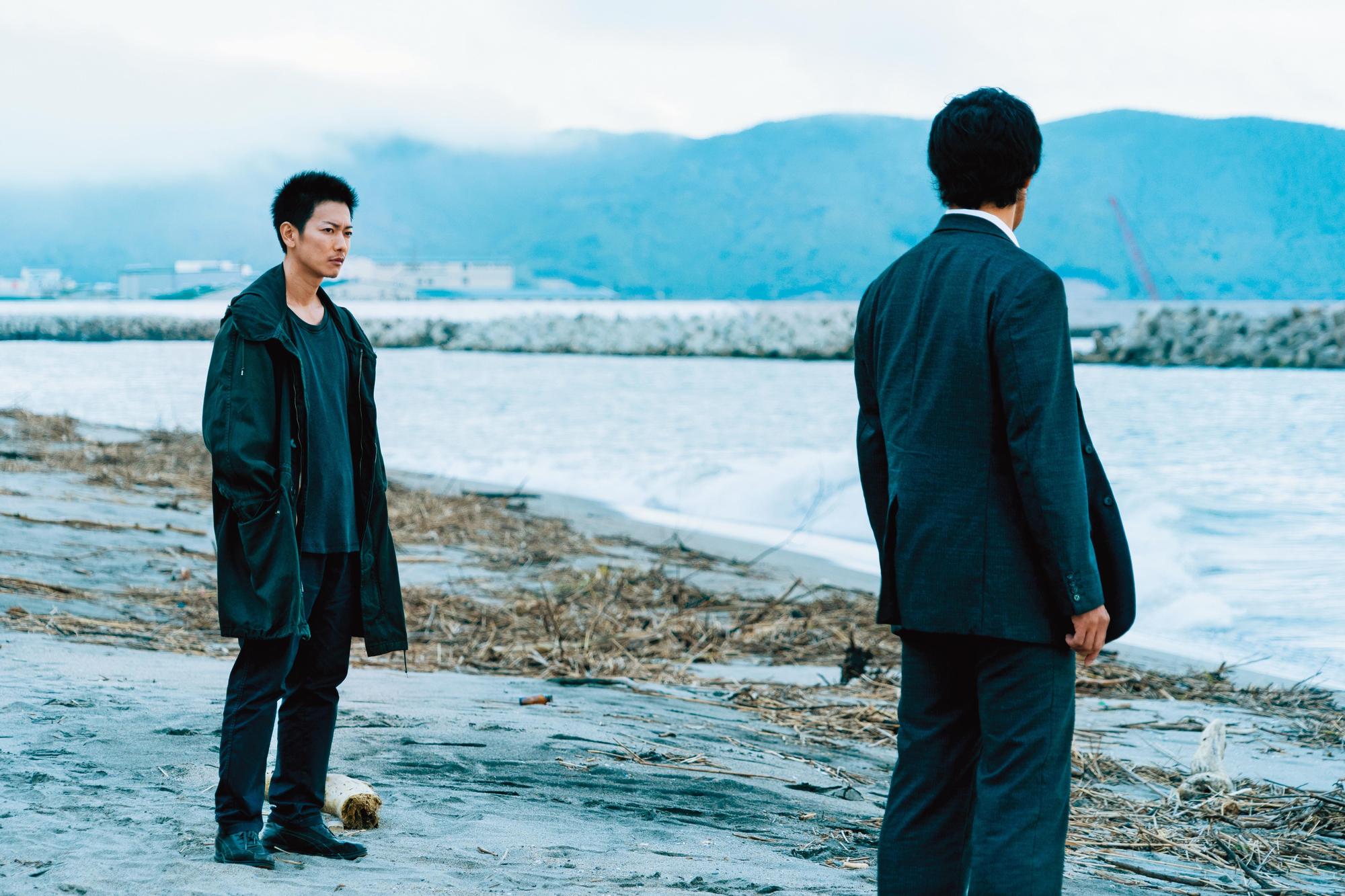 佐藤健（左）在電影《那些得不到保護的人》中，飾演剛出獄的縱火犯，因連環凶殺案遭到刑警阿部寬（右）鎖定。（鴻聯國際提供）