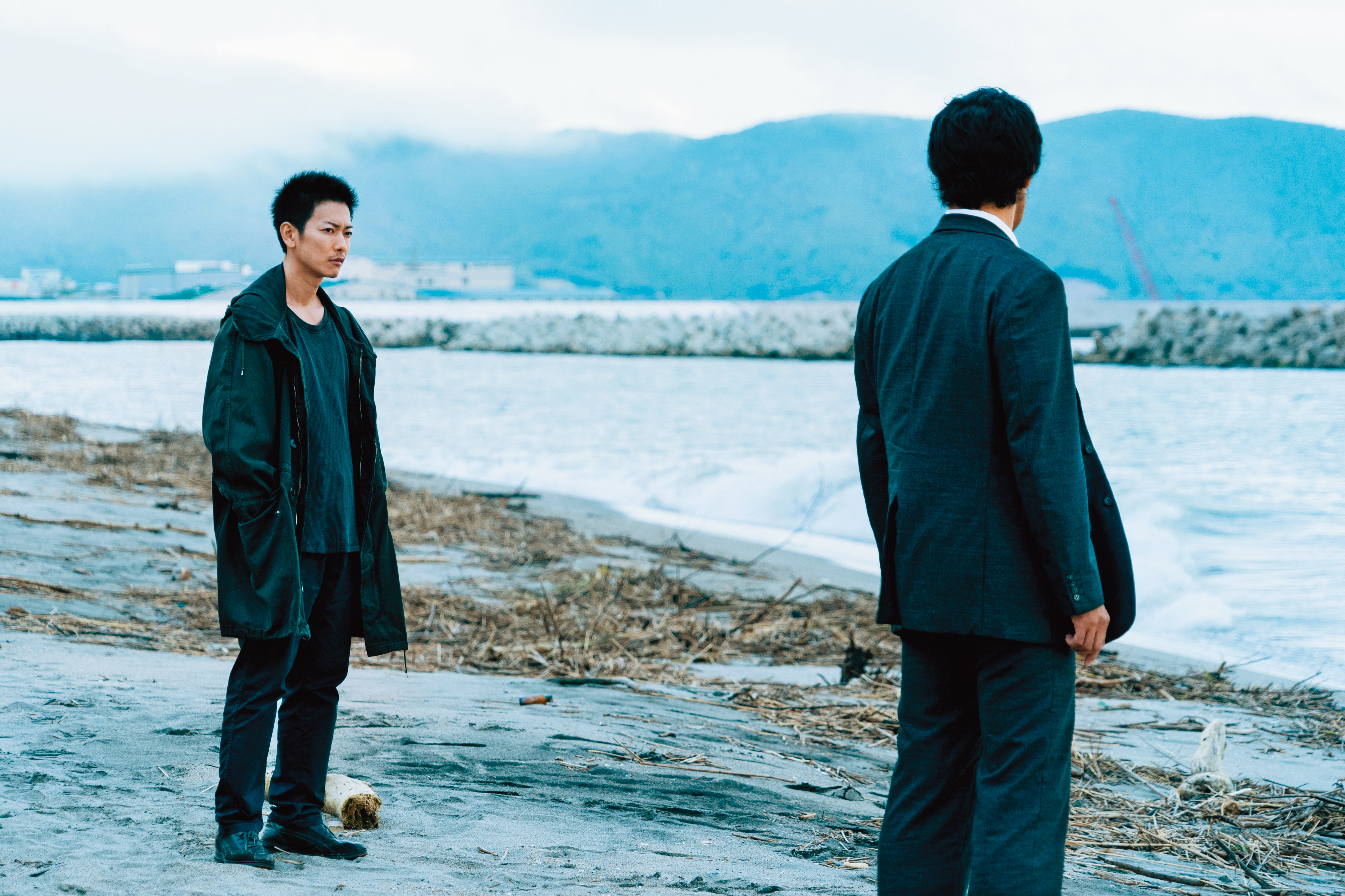 佐藤健（左）在電影《那些得不到保護的人》中，飾演剛出獄的縱火犯，因連環凶殺案遭到刑警阿部寬（右）鎖定。（鴻聯國際提供）