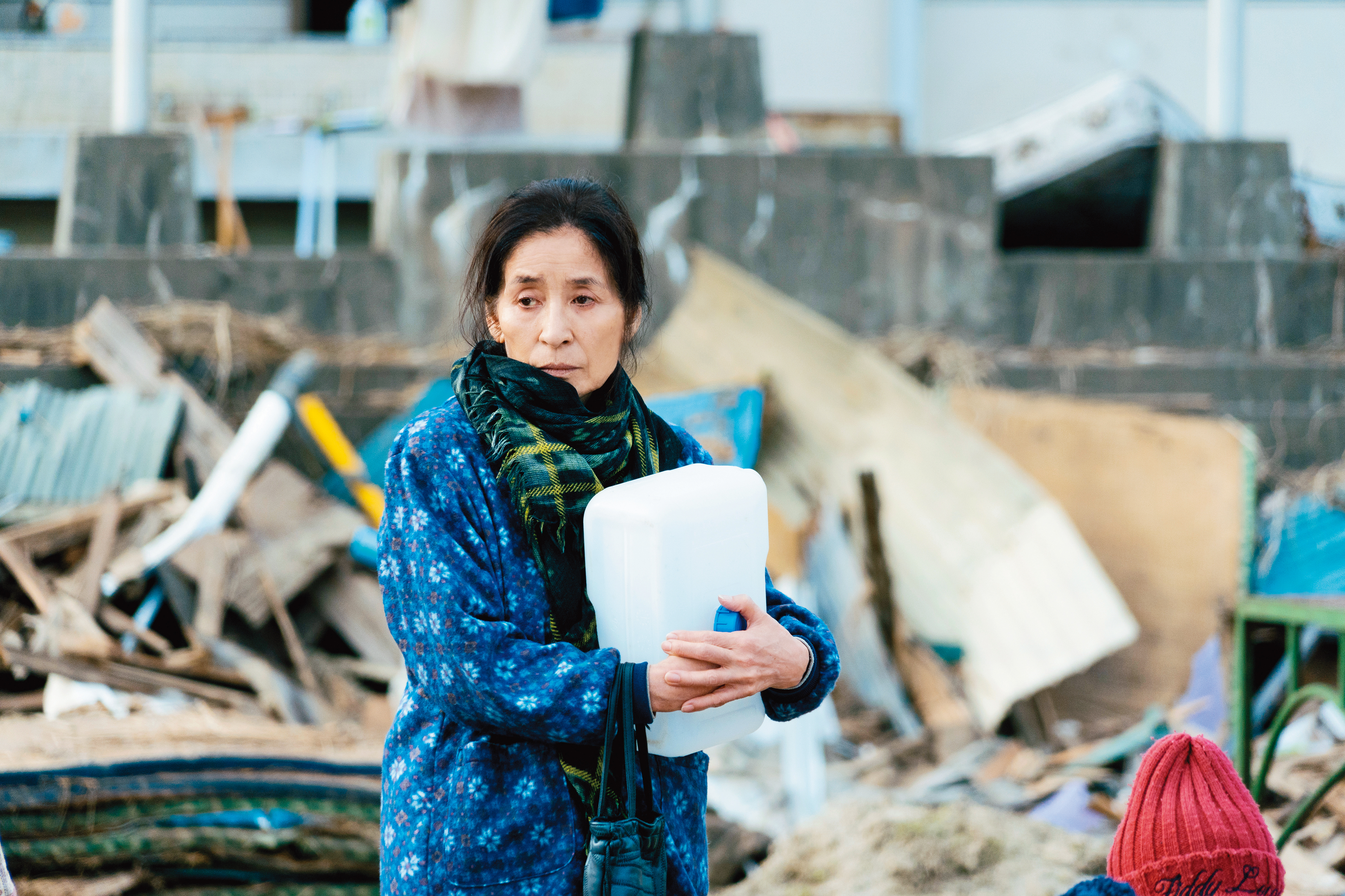 倍賞美津子飾演311地震受災戶，劇組利用道具重現災後光景。（鴻聯國際提供）