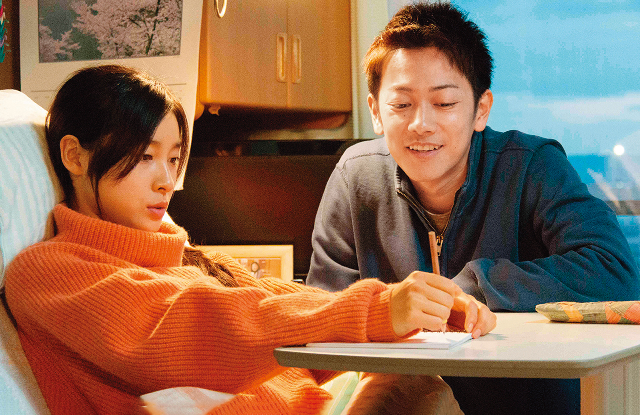 佐藤健（右）與土屋太鳳（左）演出的電影《跨越8年的新娘》改編自真人真事，故事賺人眼淚。