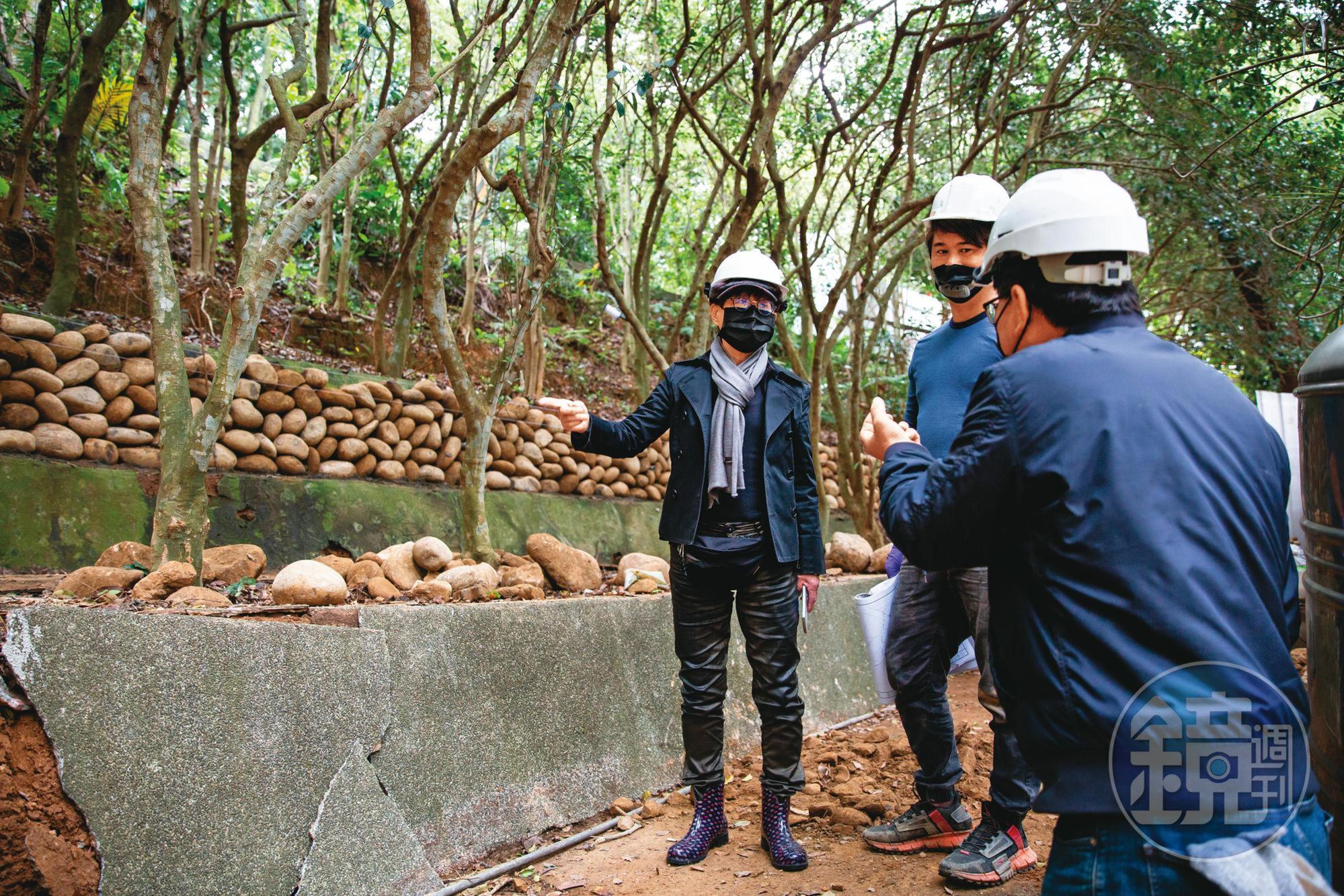 郭中端沒有裙子，標準打扮是短髮、報童帽、斜背包、登山鞋或雨鞋，每做完一個工地報銷一雙。