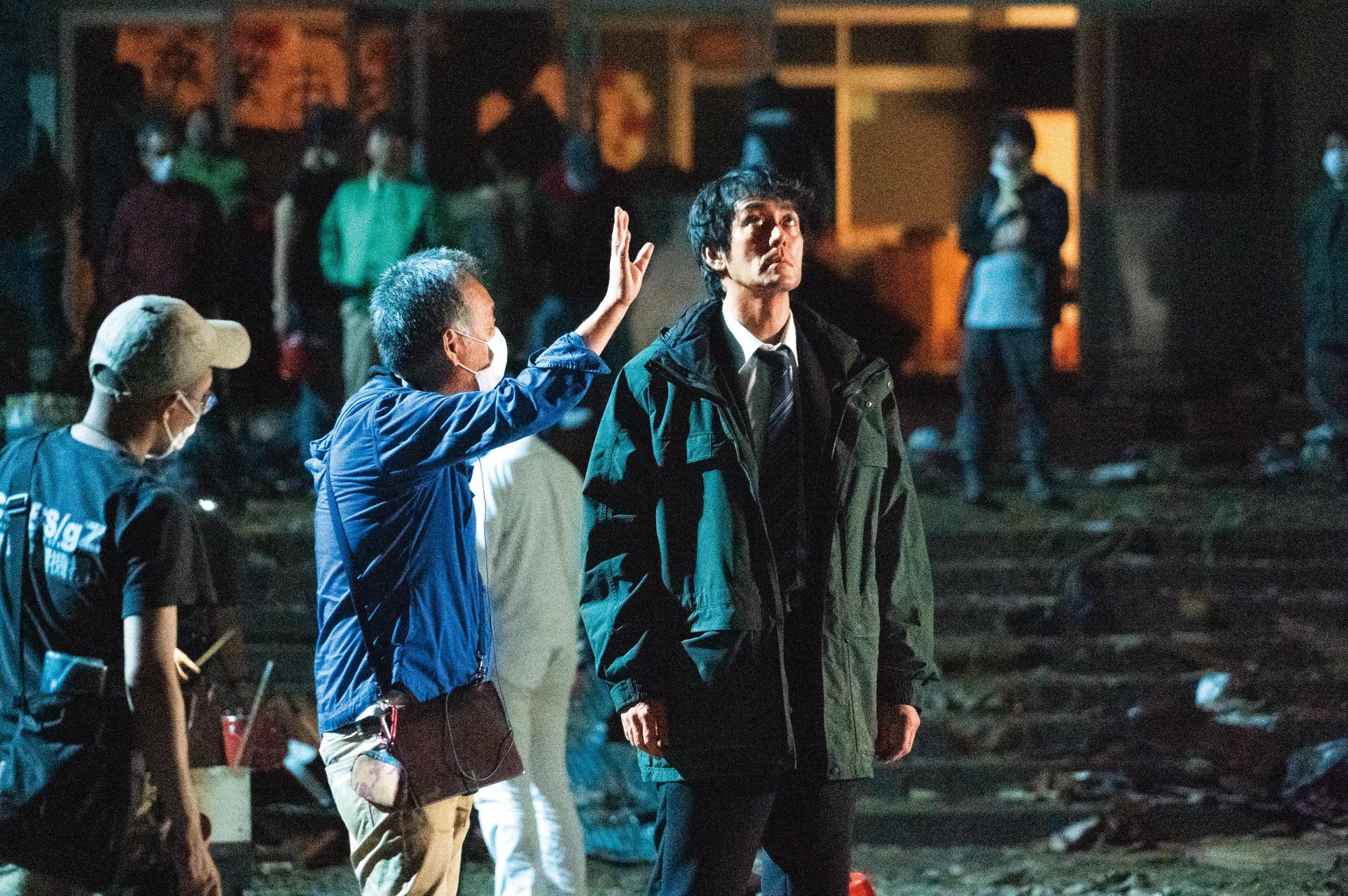 阿部寬（右）在《那些得不到保護的人》二度與瀨瀨敬久（中）導演合作，瀨瀨稱讚阿部觀察力細微，能迅速掌握現場狀況、進入角色。（鴻聯國際提供）