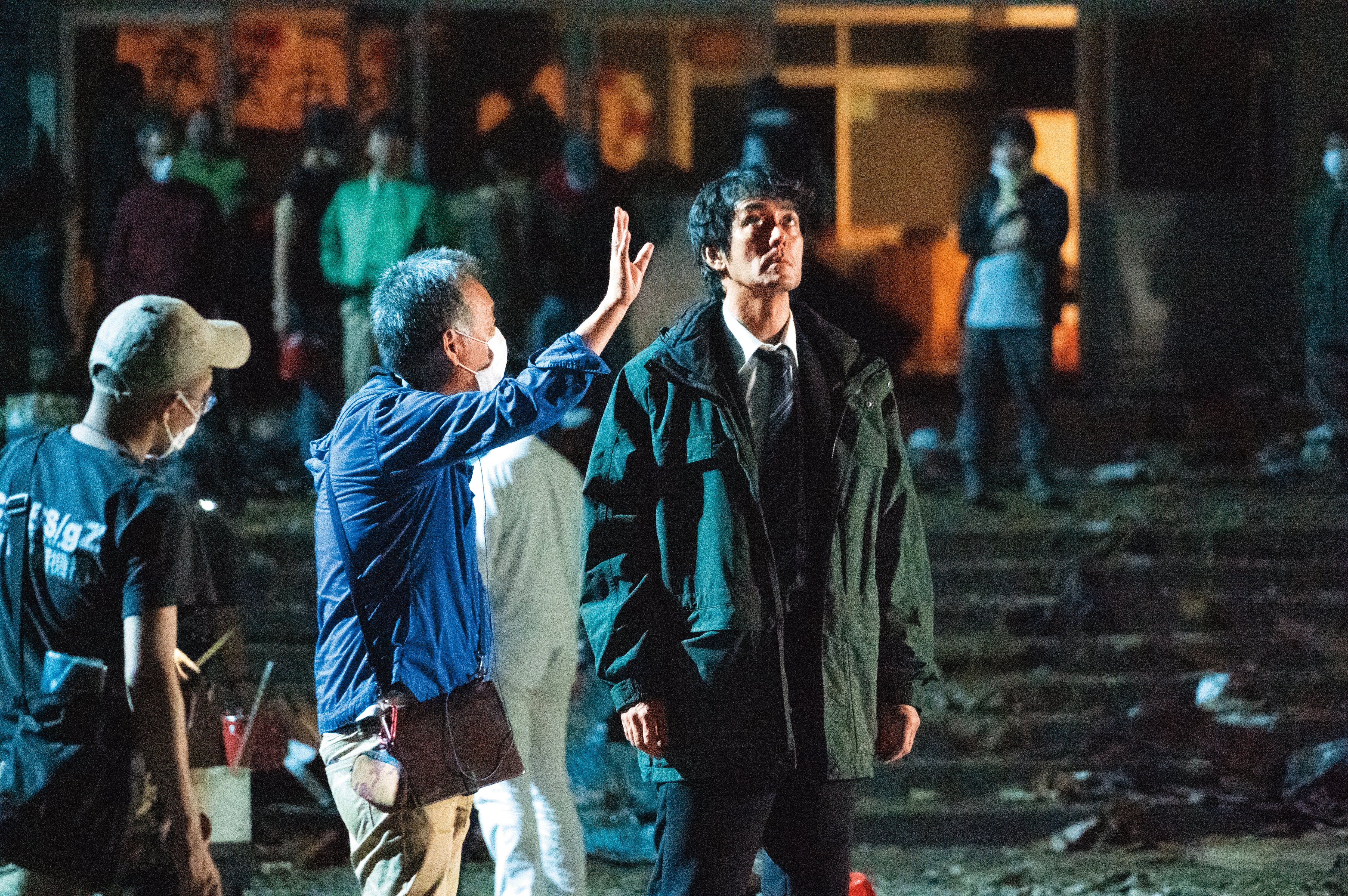 阿部寬（右）在《那些得不到保護的人》二度與瀨瀨敬久（中）導演合作，瀨瀨稱讚阿部觀察力細微，能迅速掌握現場狀況、進入角色。（鴻聯國際提供）