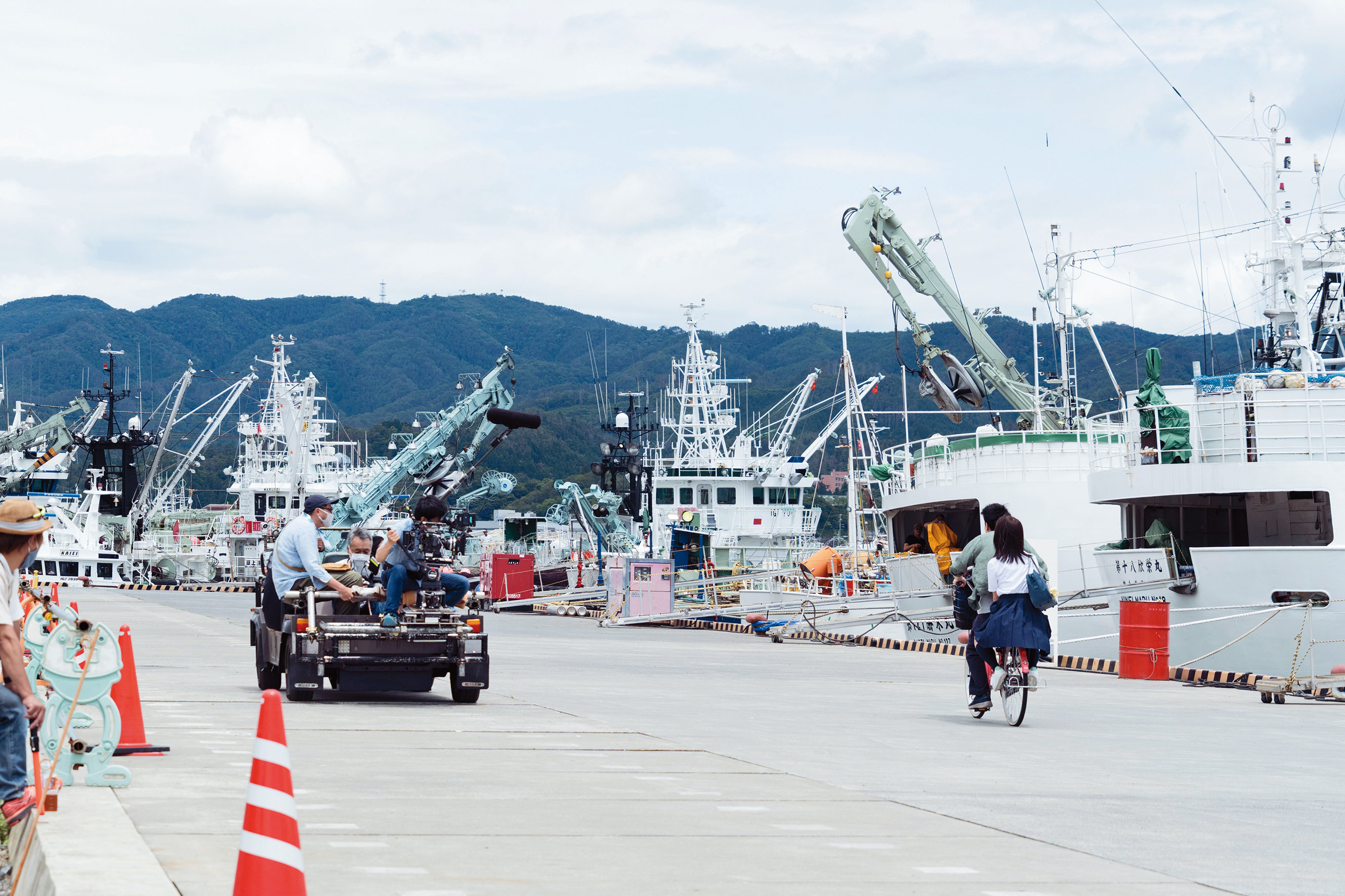 電影走訪宮城縣各地取景，佐藤健騎車載著清原果耶的場面選在氣仙沼港拍攝。（鴻聯國際提供）
