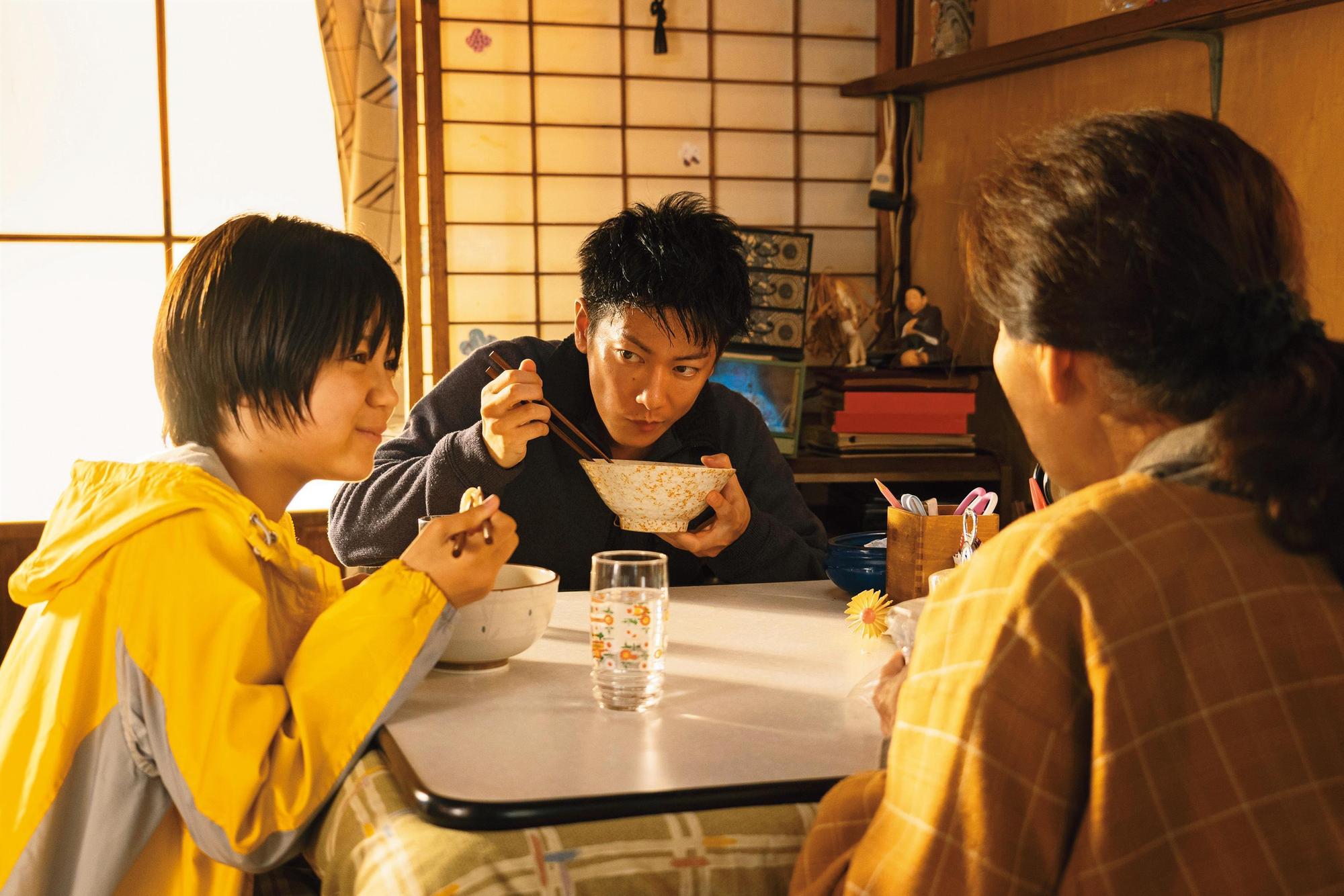 佐藤健（中）、石井心咲（左）與倍賞美津子（右）在災區避難所相遇後互相扶持，該設定是出自導演前進災區時所目睹的真實事件。（鴻聯國際提供）