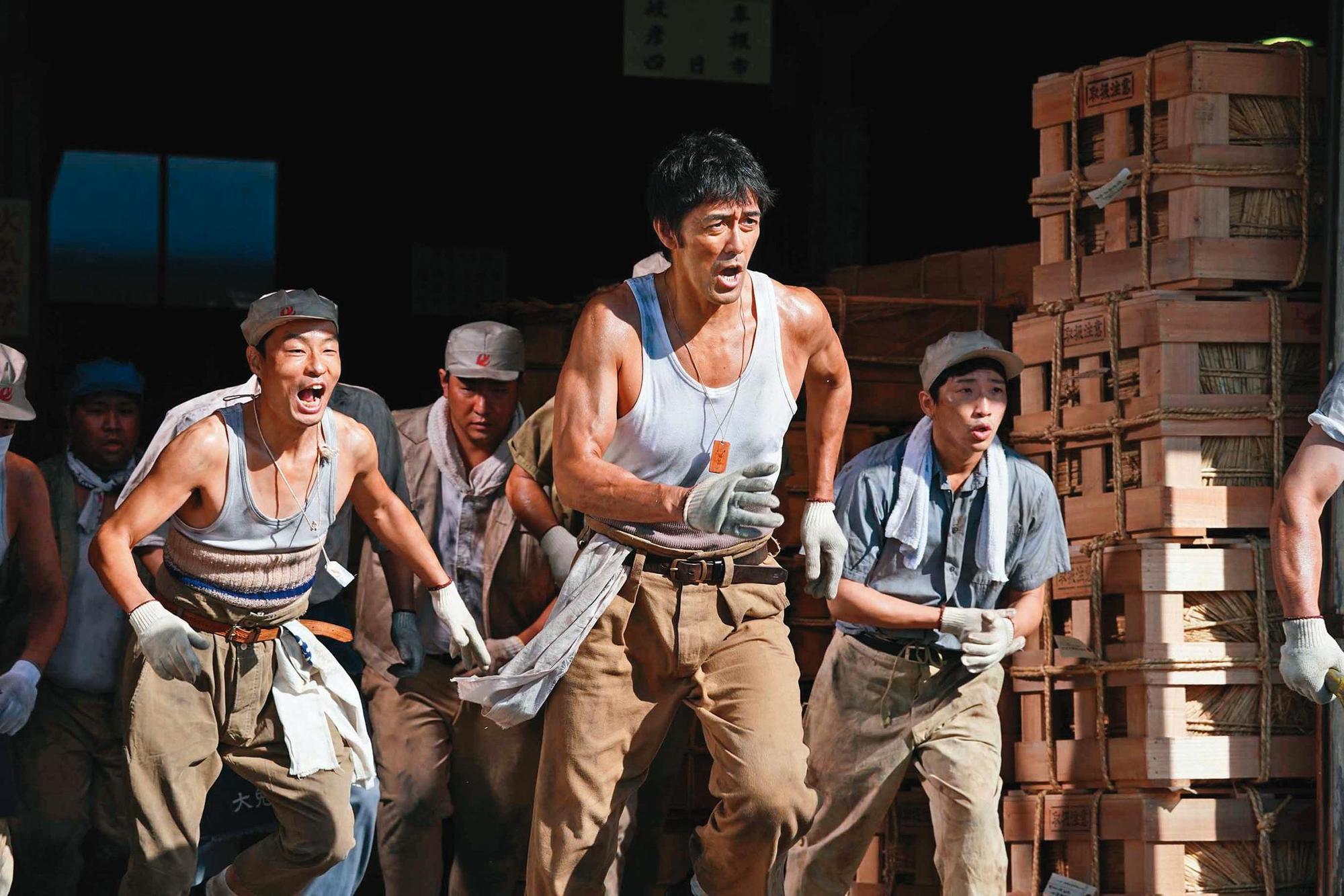 阿部寬（右二）主演的新片《鳶》，也由瀨瀨敬久執導。瀨瀨透露，身為男主角的阿部在片場積極率領劇組。（天馬行空提供）