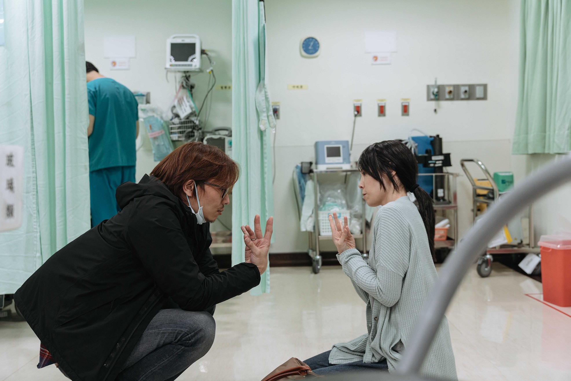 從小愛看鬼片的導演柯孟融（左）藉由偽紀錄片形式拍出靈異驚悚氣氛，右為演員蔡亘晏。（牽猴子提供）