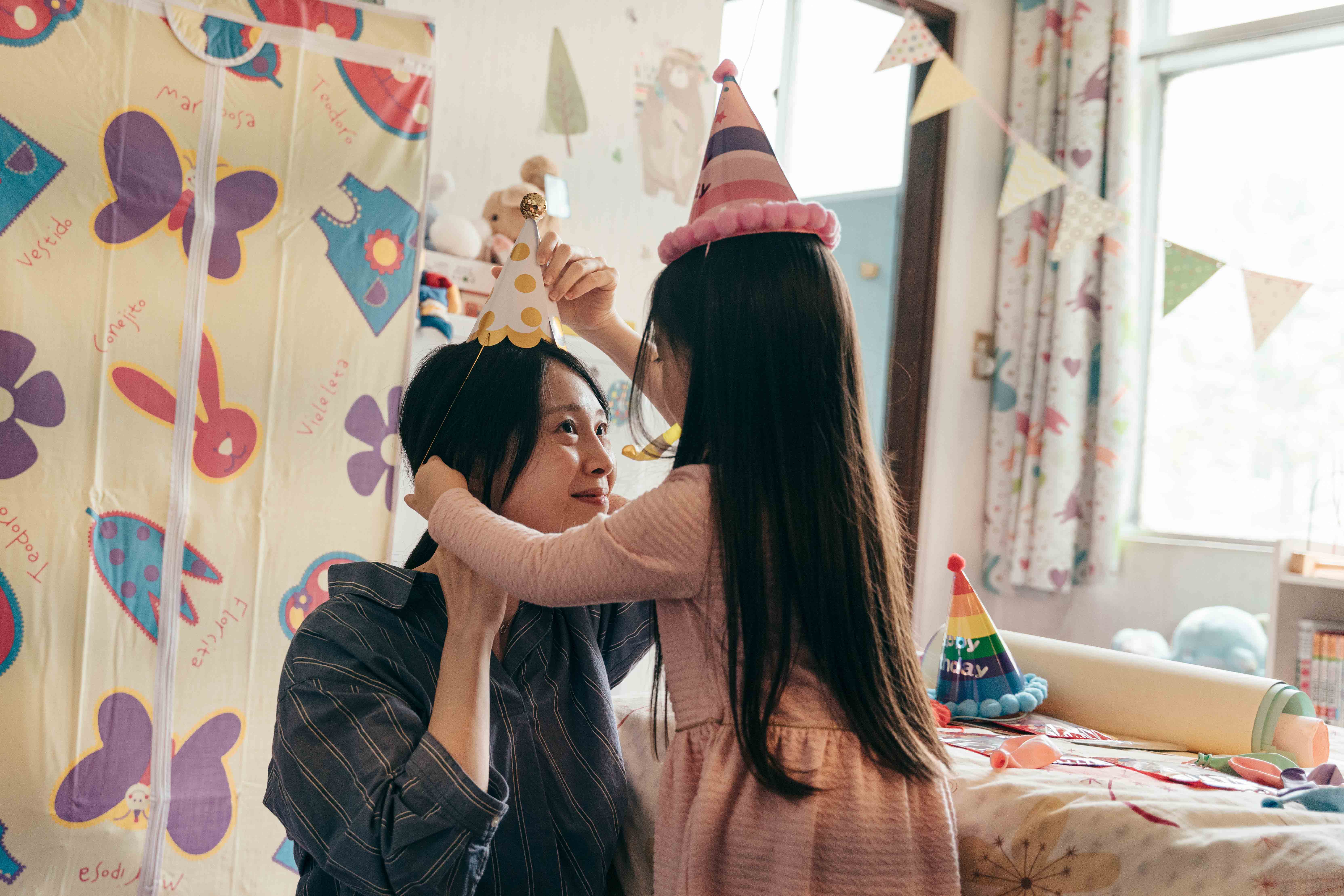 外型與劉若英有幾分相似的蔡亘晏（左）在恐怖電影《咒》挑大梁。（牽猴子提供）