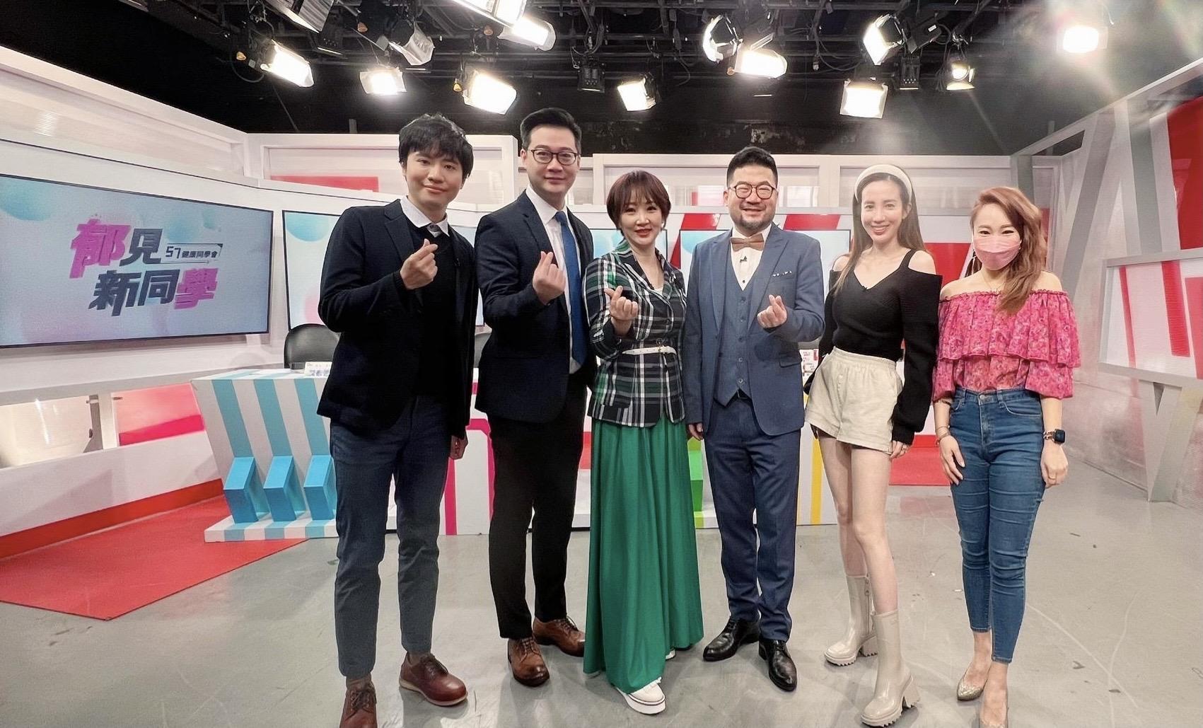 新一集《郁見新同學》郁方(左3)、廖慶學(右3)跟來賓愛雅、呂佳宜、家醫科醫師吳知奕、皮膚科醫師黃彥愷等人討論好命女人有什麼特徵。(完美國際提供)