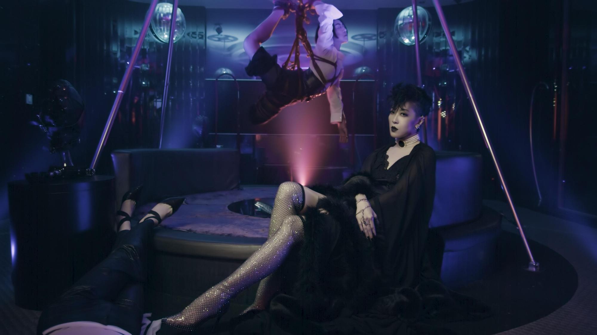 在〈捆缚〉MV中,陳珊妮化身「支配惡魔」。(大樂音樂提供)