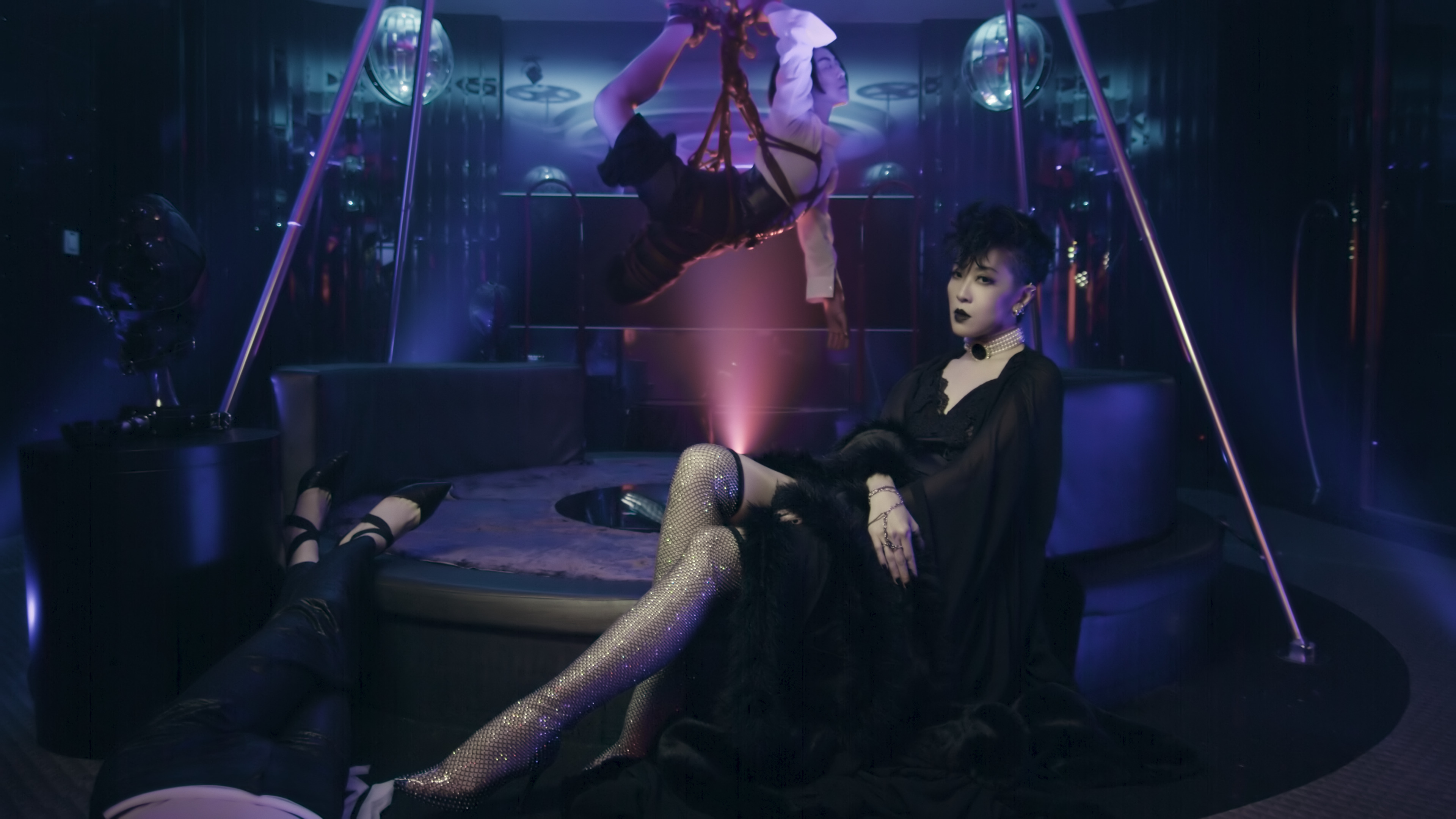 在〈捆缚〉MV中，陳珊妮化身「支配惡魔」。（大樂音樂提供）