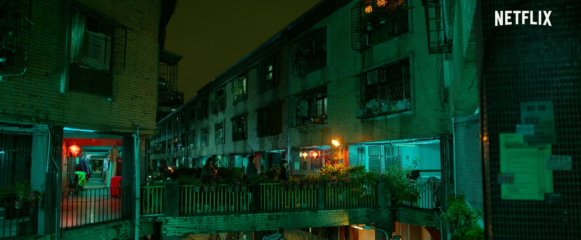 台北萬華華江整建住宅出現在《夜叉：浴血諜戰》預告中。（截圖自預告）