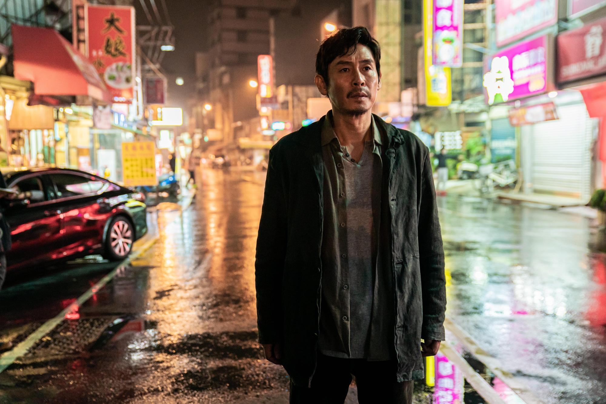 電影《夜叉：浴血諜戰》曾來台取景拍攝，韓國影帝薛景求站在台北街頭身影相當帥氣。（Netflix提供）