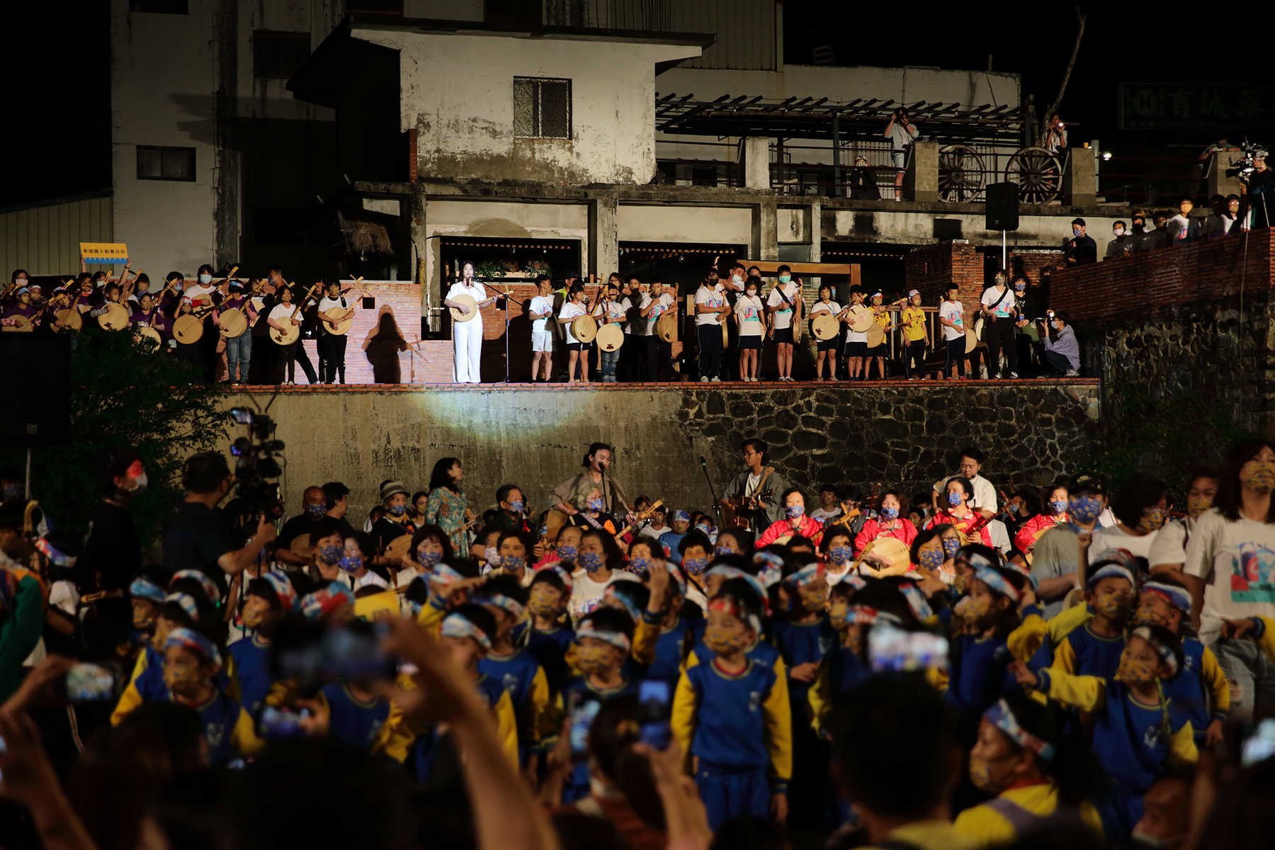 一年一度的「半島歌謠祭」，以恆春半島傳統的民謠為基底，融合流行、爵士、交響樂等多元曲風，並串連在地居民與音樂人，成為凝聚半島居民共同記憶的音樂盛會。