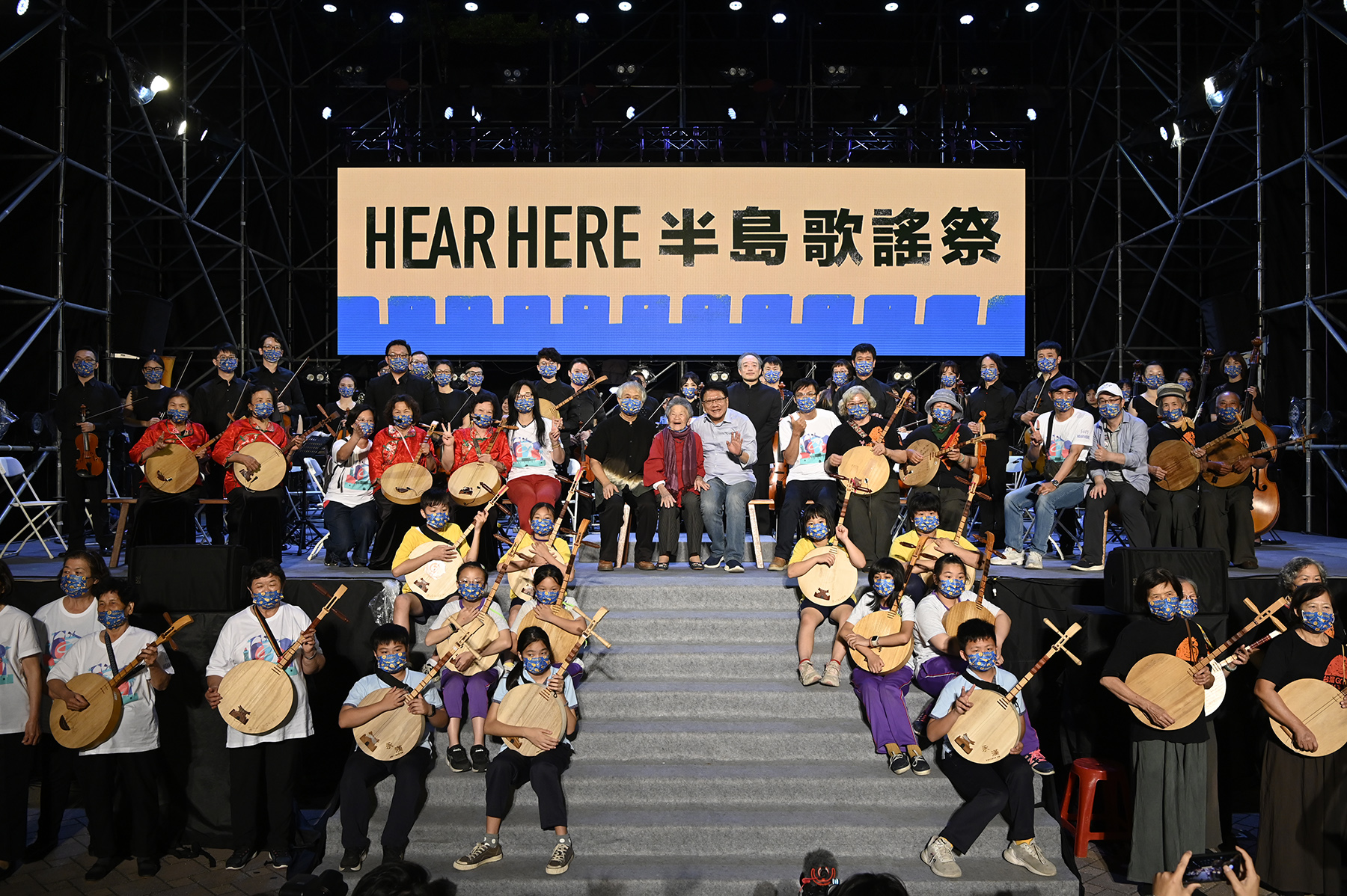 半島歌謠祭3天活動期間的重頭戲，是由台北愛樂管弦樂團演奏美國漫威作曲家改編民謠「思想起」創作的《恆春山海想曲》，以及藝人小嫻與半島在地學童、70～80歲的傳藝師們一起站上古城的千人傳唱。（半島歌謠祭提供）