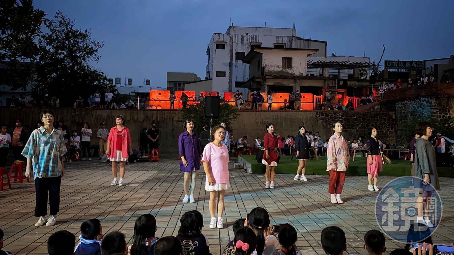 半島歌謠祭最讓我感動的一段,是由「微光製造」舞團與在地媽媽們共同編舞創作,融合民謠音樂與生活Talk秀的舞蹈演出。