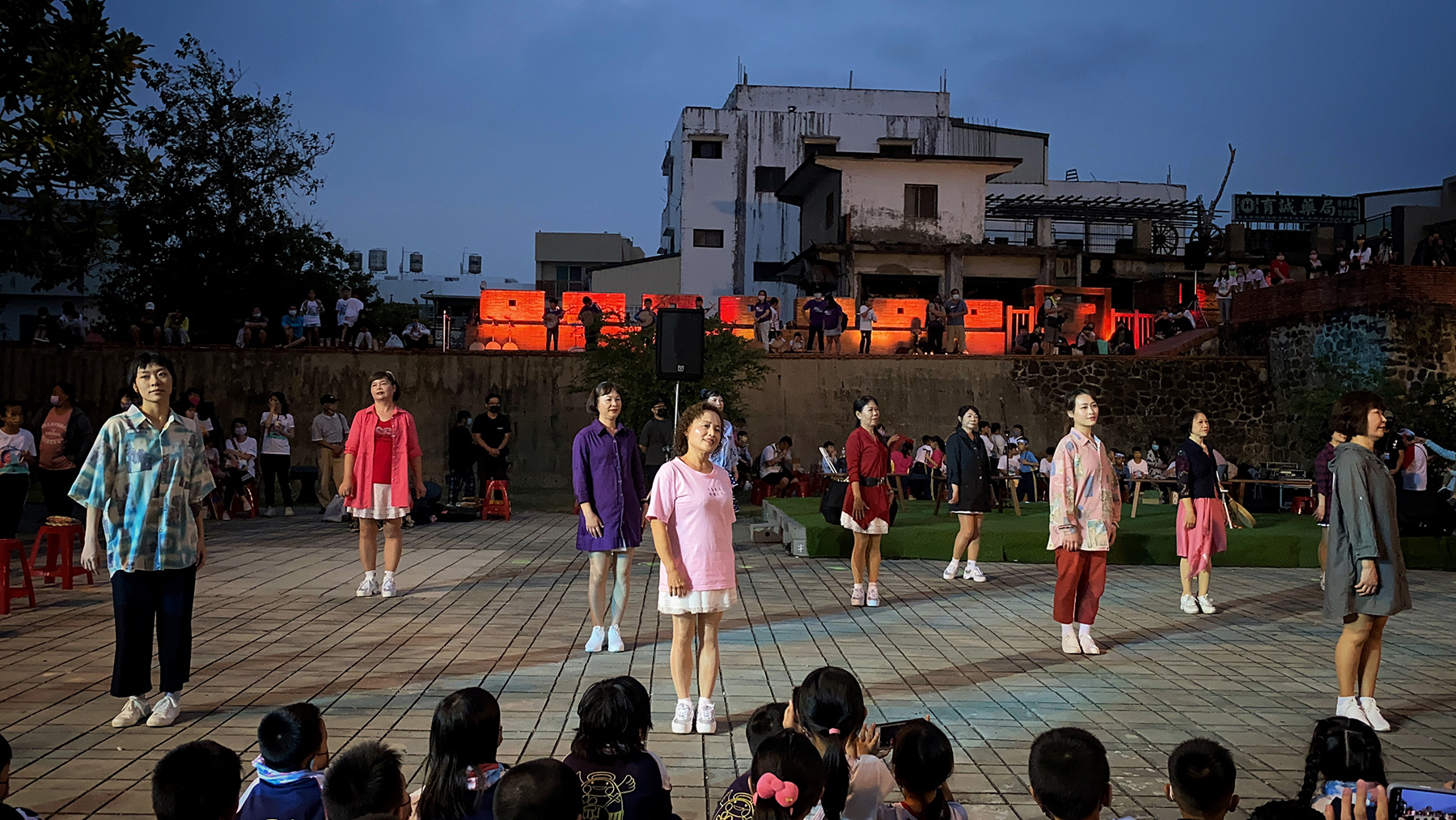 半島歌謠祭最讓我感動的一段，是由「微光製造」舞團與在地媽媽們共同編舞創作，融合民謠音樂與生活Talk秀的舞蹈演出。